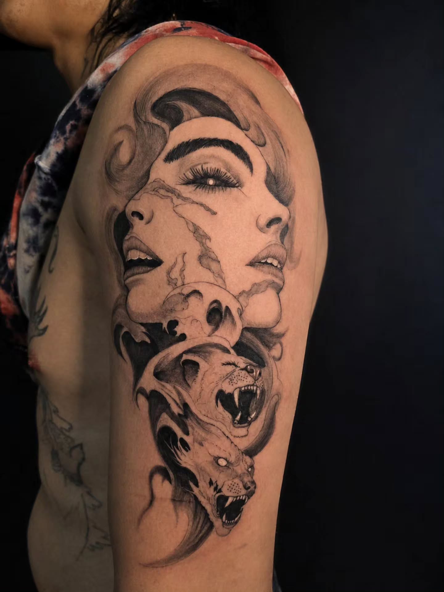 Woman's face with wolves realism tattoo on the shoulder by 𝕷𝖚𝖈𝖎𝖉