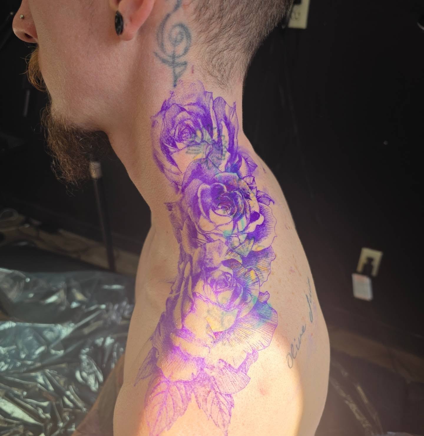 Roses neo-traditional tattoo on the neck by 𝕷𝖚𝖈𝖎𝖉