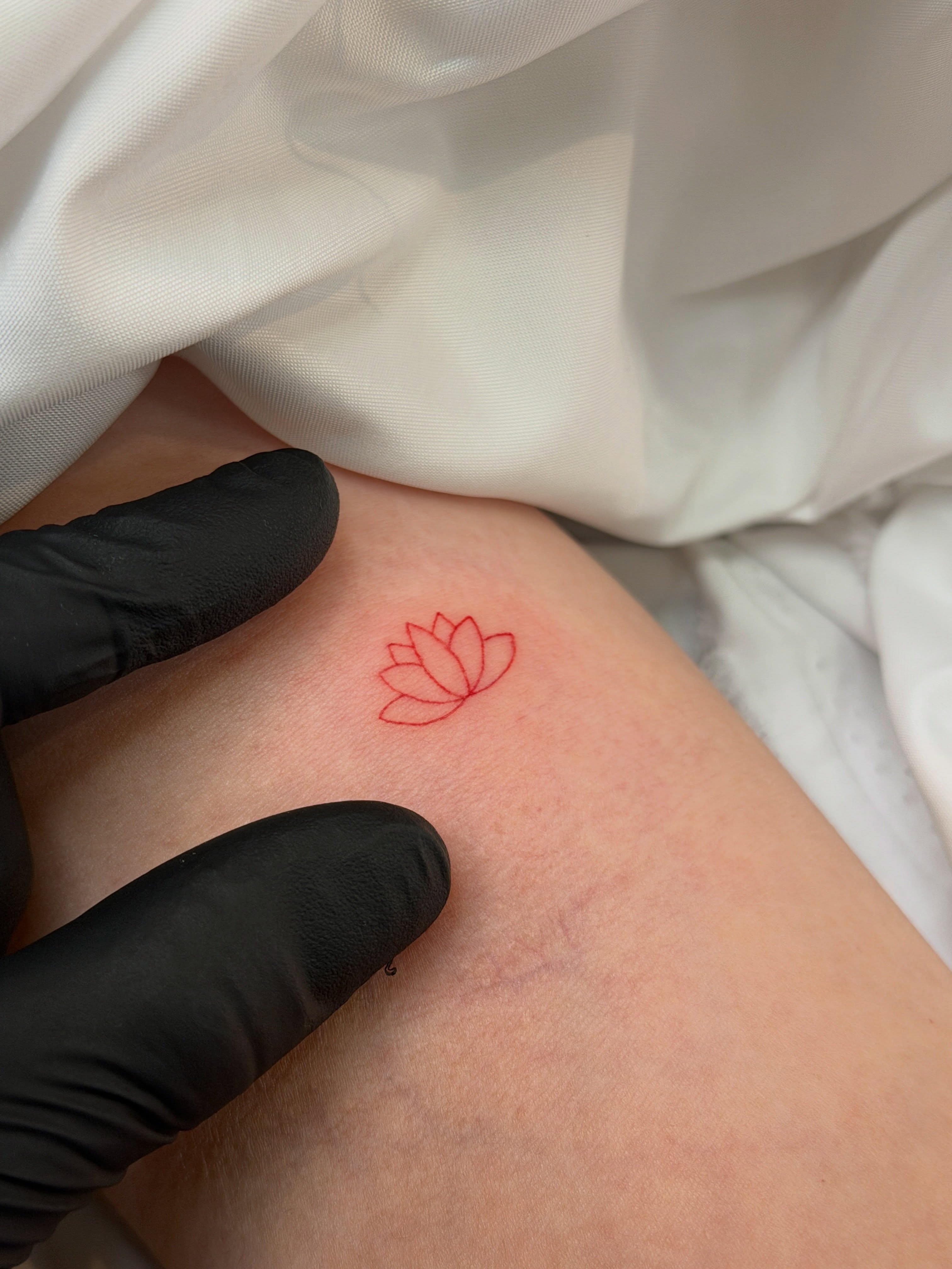 Tattoo by @lulu.ttttttt — minimalist