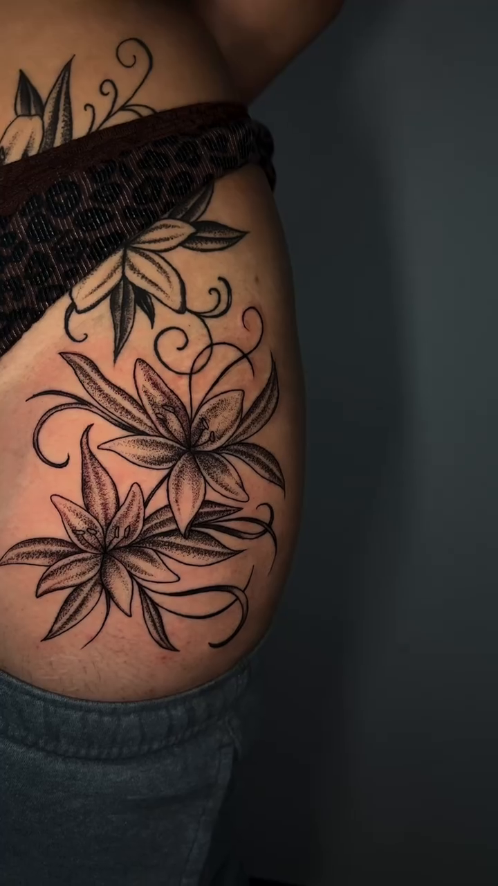 Floral design on hip fine line tattoo on the thigh by 𝕽𝖆𝖈𝖍𝖊𝖑 𝕽𝖆𝖉𝖎𝖈𝖆𝖑 Queens Tattooer