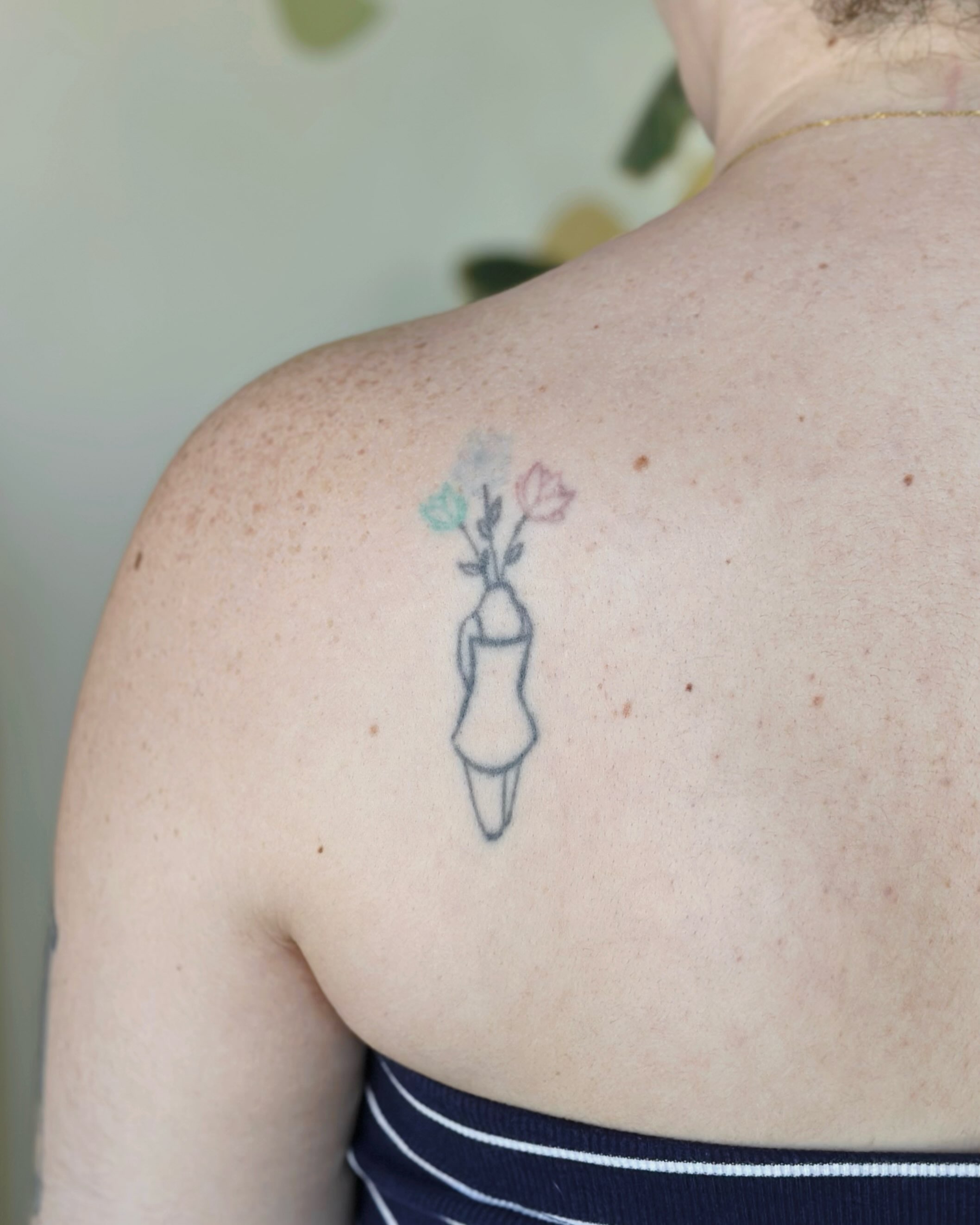 Woman with flowers fine line tattoo on the shoulder by 𝗠𝗶𝗱𝗻𝗶𝗴𝗵𝘁 〰️ 𝕄𝕠𝕠𝕟𝕝𝕚𝕘𝕙𝕥