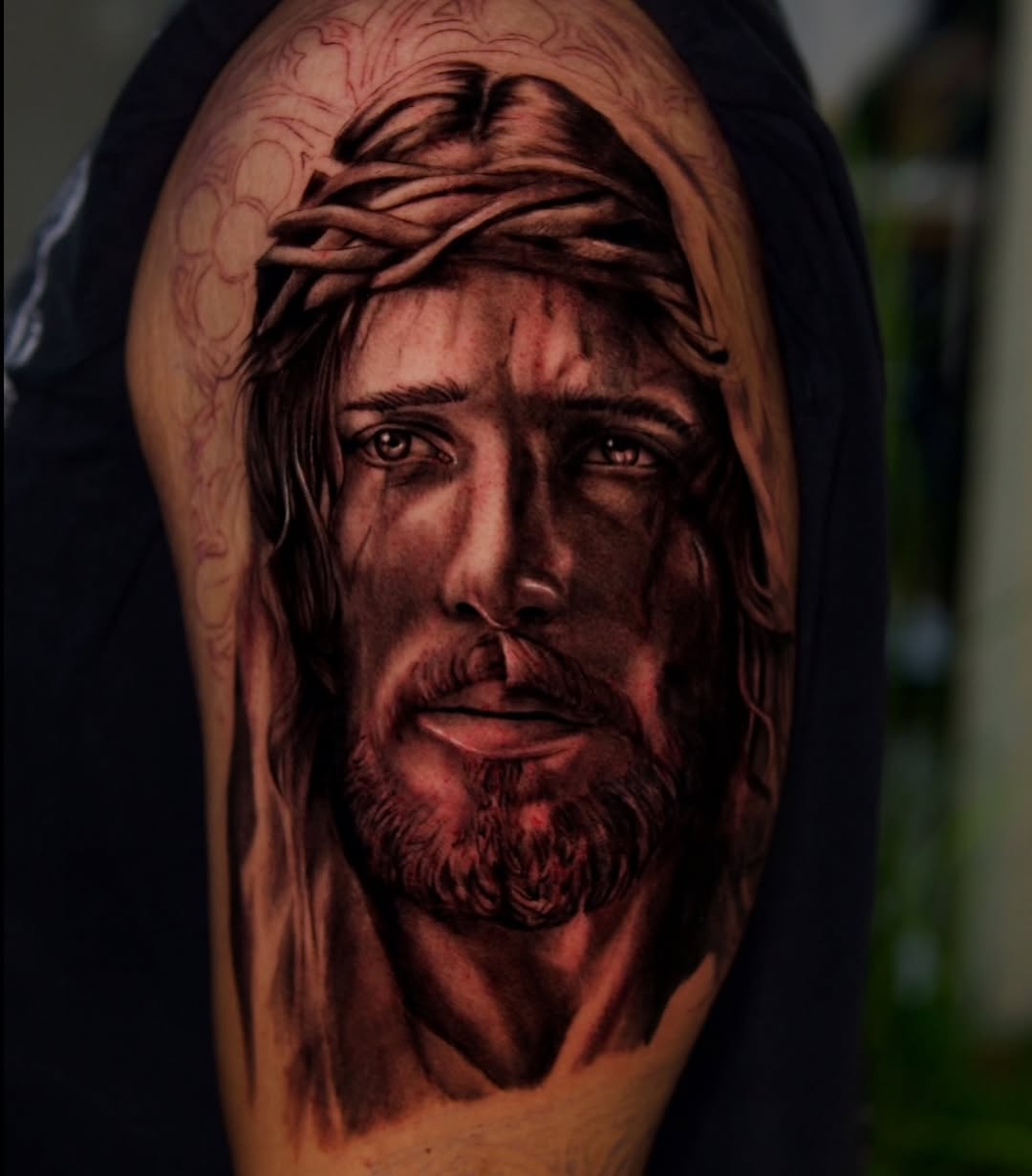Jesus Christ portrait Chicano tattoo on the upper arm by ᴅᴀʟʟᴀꜱ ᴛᴀᴛᴛᴏᴏ ᴀʀᴛɪꜱᴛ