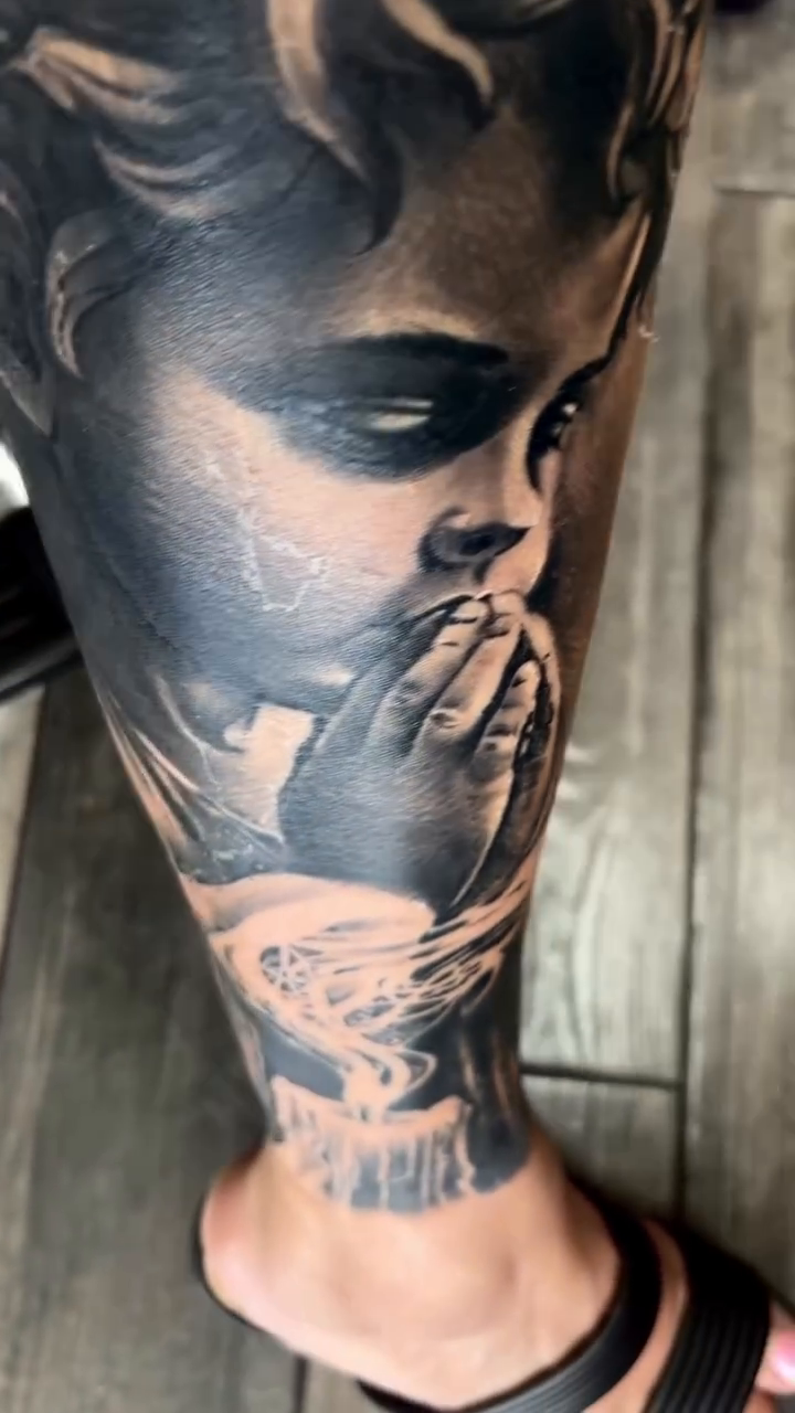Chicano tattoo on the upper arm by Raul Rodriguez