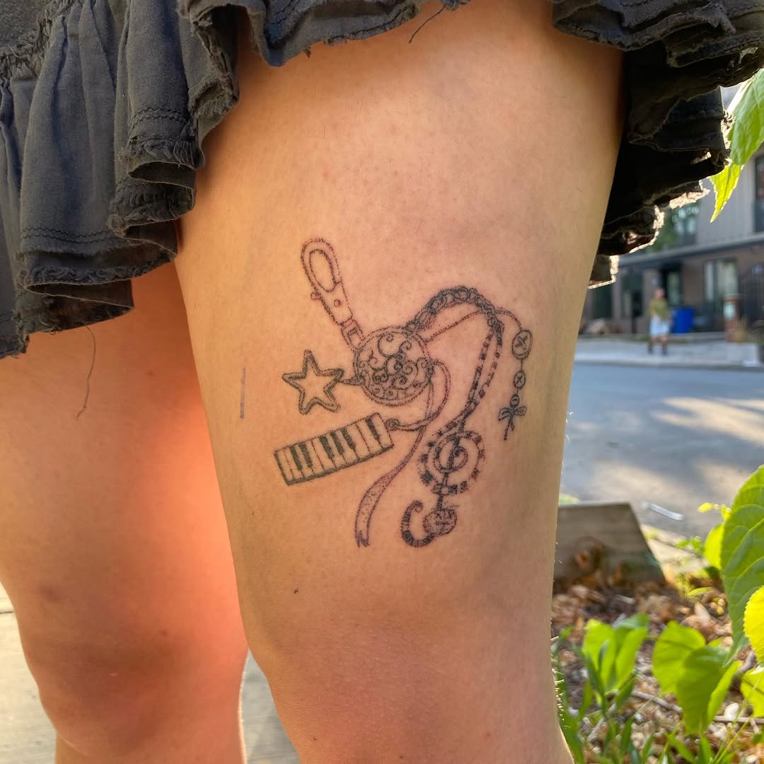Keychain with star and piano keys minimalist tattoo on the thigh by @feverfeverish
