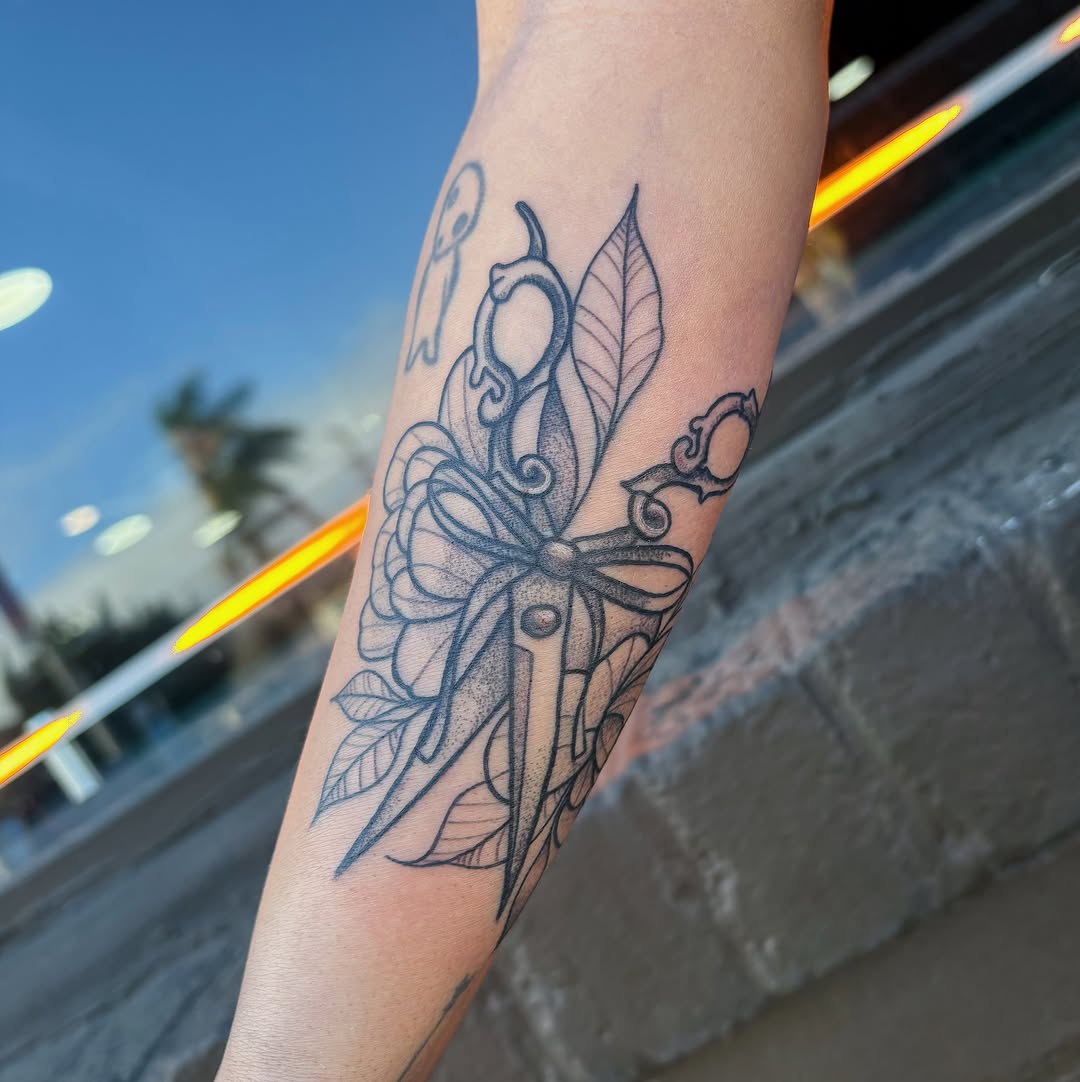 Tattoo by @flores_tattoosss — dotwork, fine_line