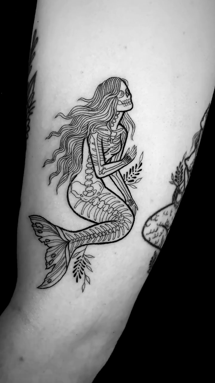 Tattoo by @anniemesstattoo — black_and_grey, fine_line