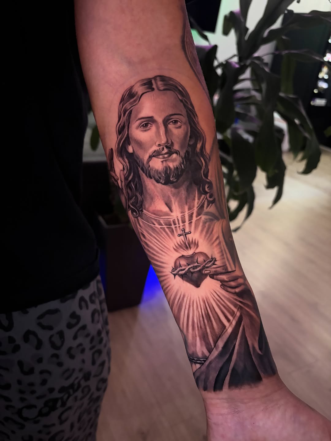 Tattoo by @lvp_arte — realism, black_and_grey