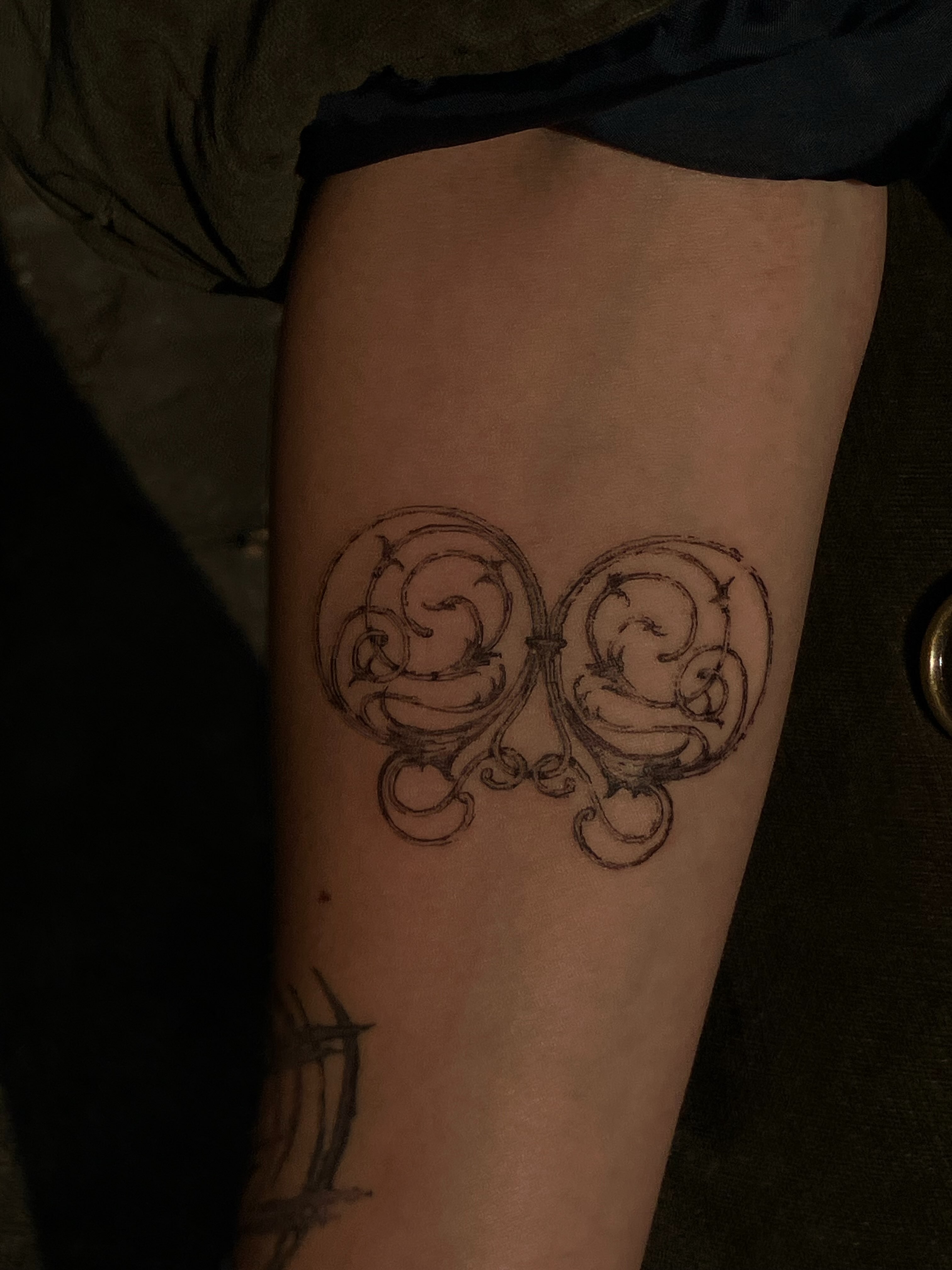 Scrollwork ornamental tattoo on the forearm by Sashka