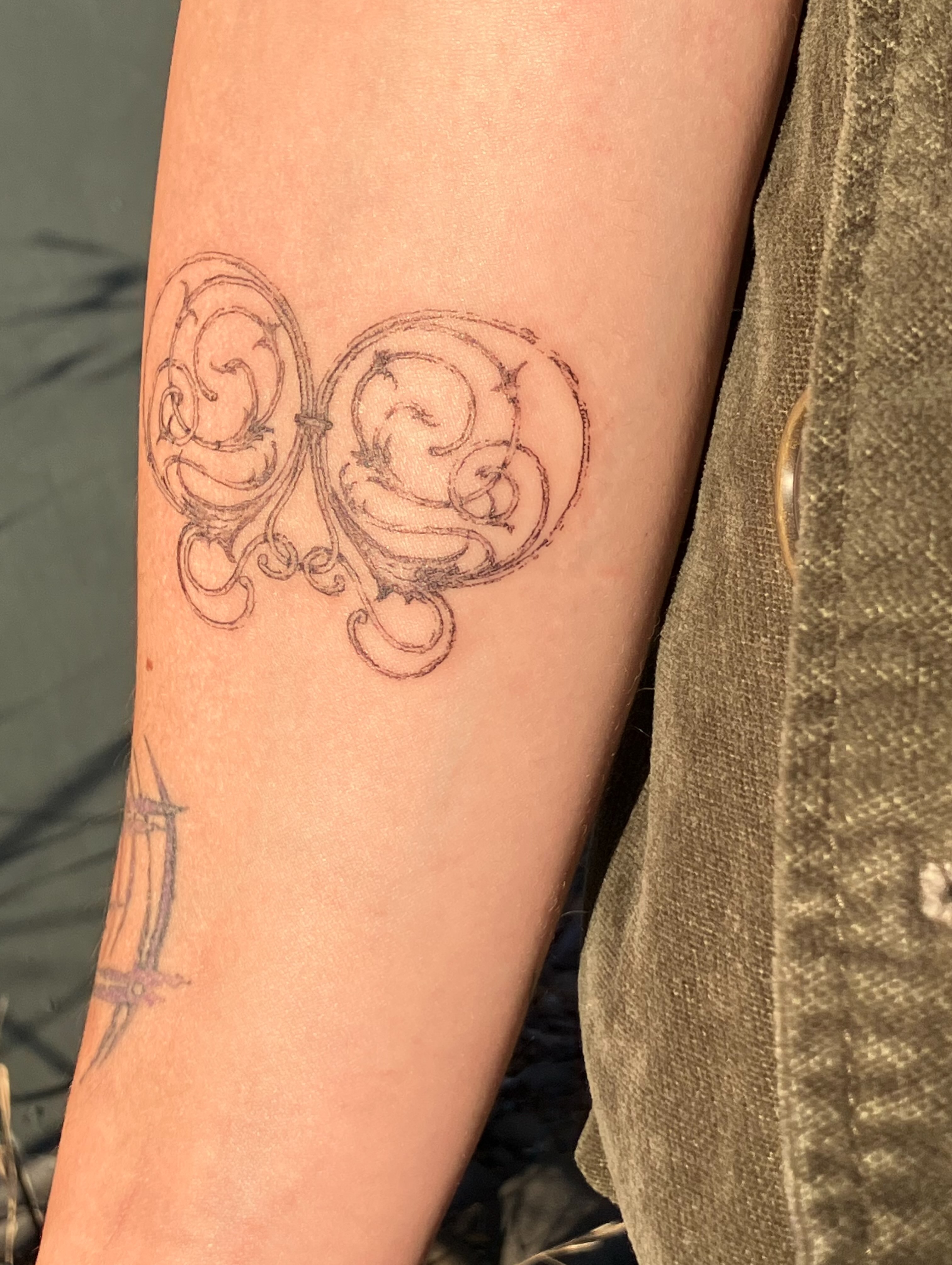 Scrollwork ornamental tattoo on the forearm by Sashka