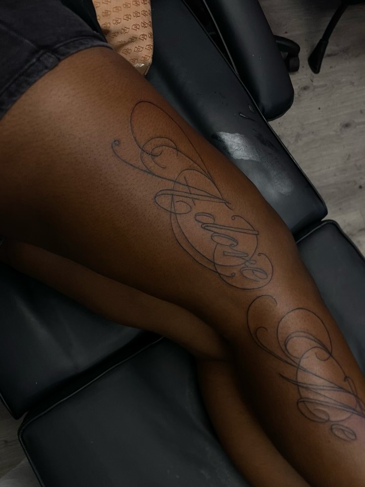 Script lettering lettering tattoo on the thigh by Mariš¤, Chicago, Illinois