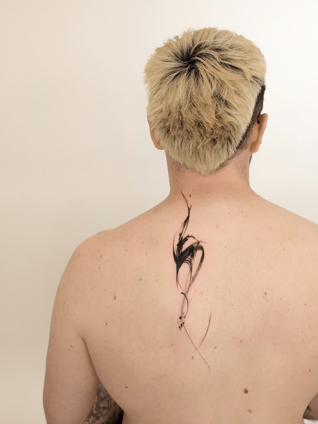 Abstract brush stroke blackwork tattoo on the back by 초현실과 현실 그 사이를 그리다.