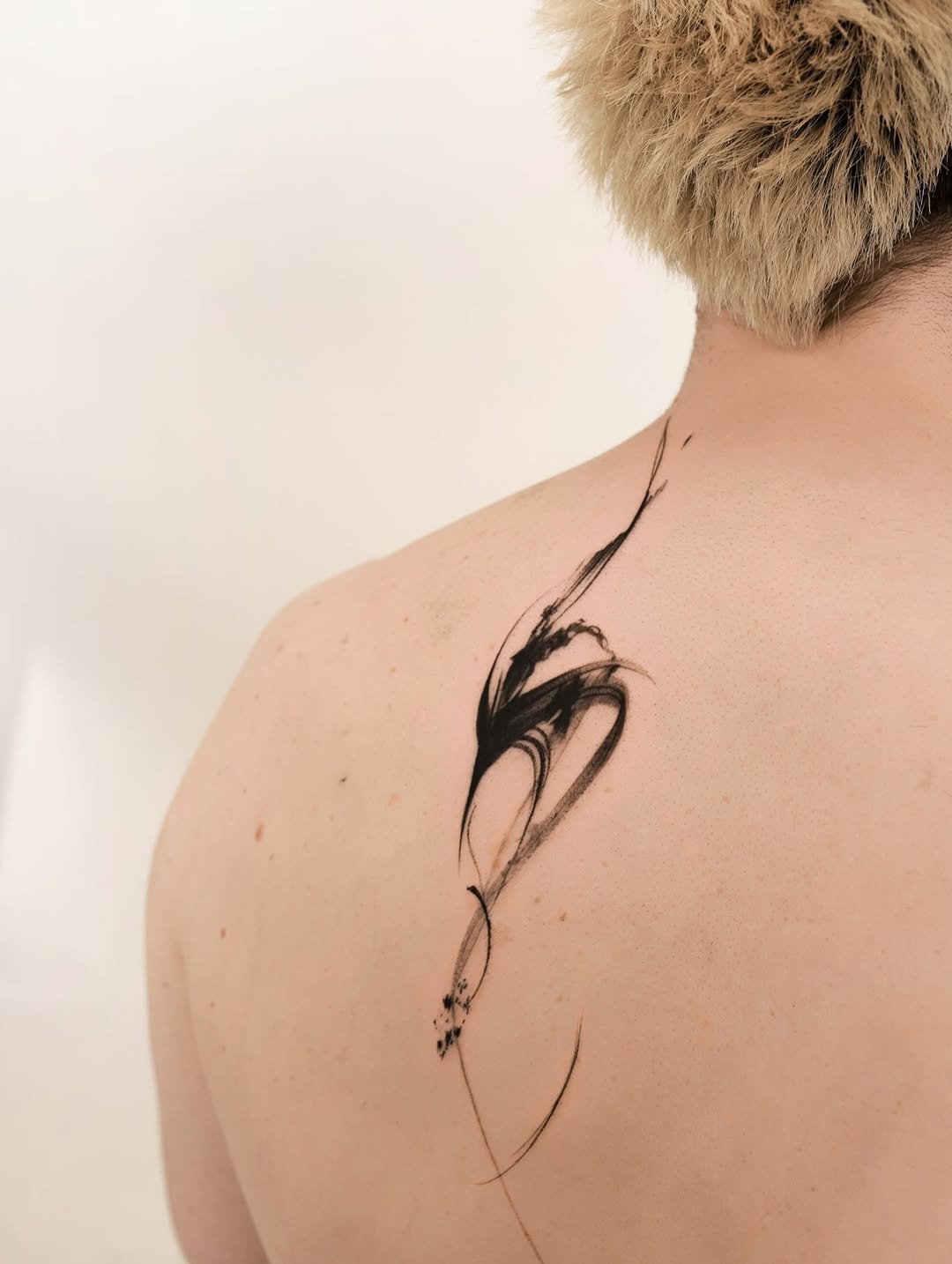 Abstract brush stroke blackwork tattoo on the shoulder by 초현실과 현실 그 사이를 그리다.
