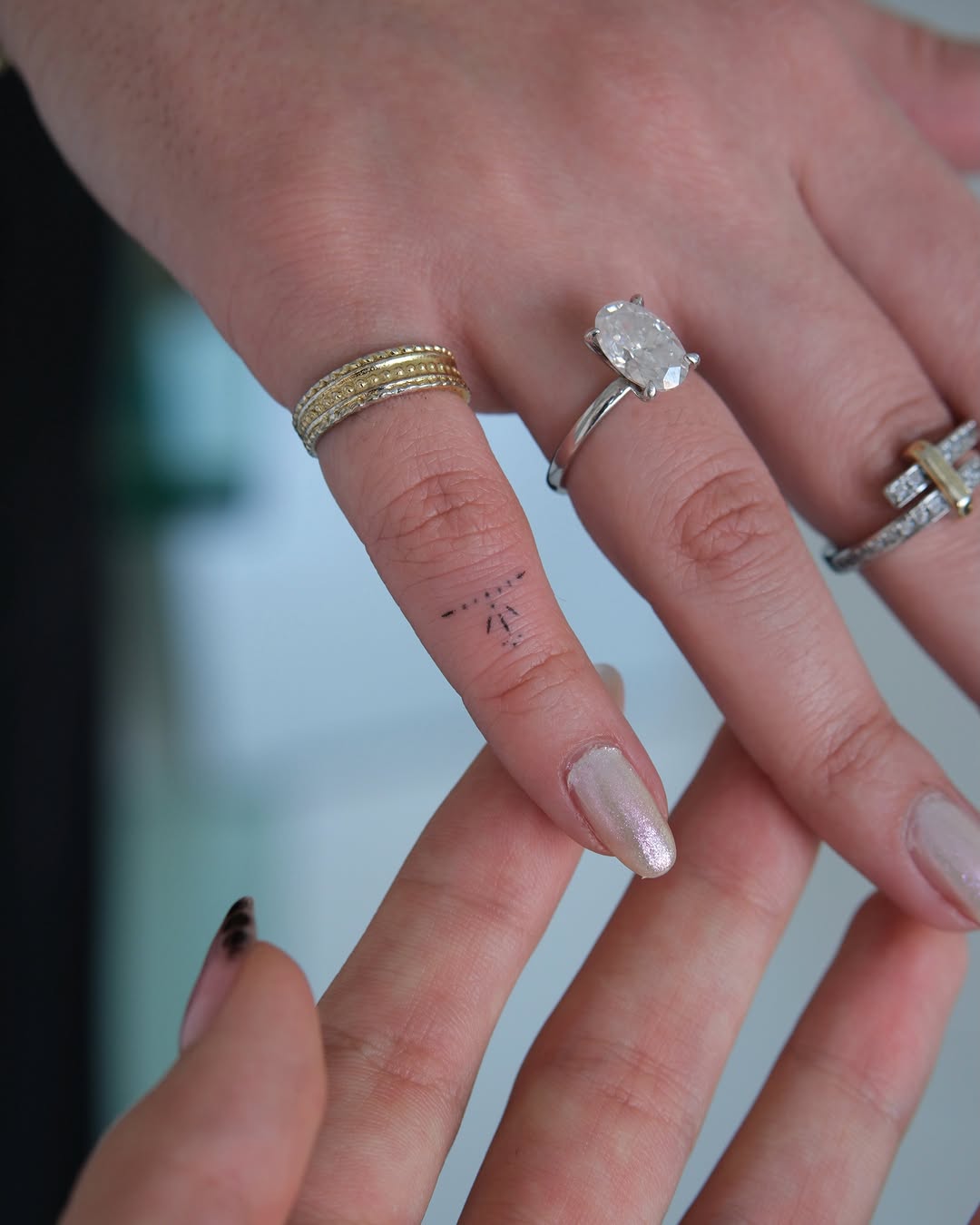 Arrow geometric tattoo on the hand by Göksu