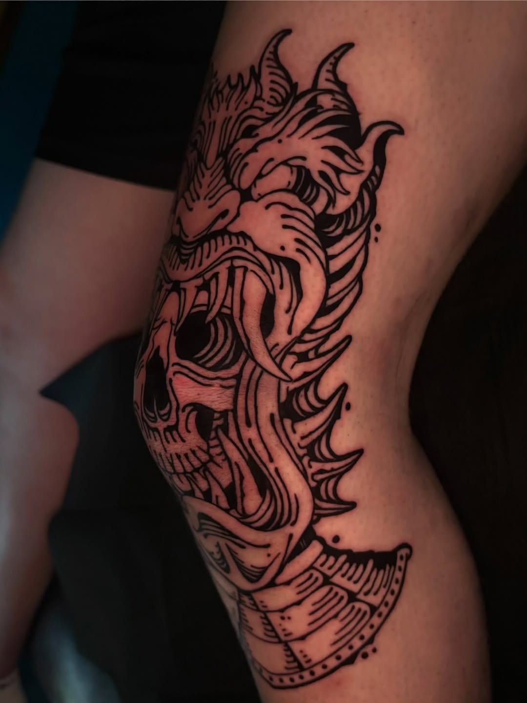 Demon skull realism tattoo on the thigh by 𝕵𝖊𝖗𝖊𝖒𝖞 𝕻𝖚𝖗𝖈𝖊𝖑𝖑