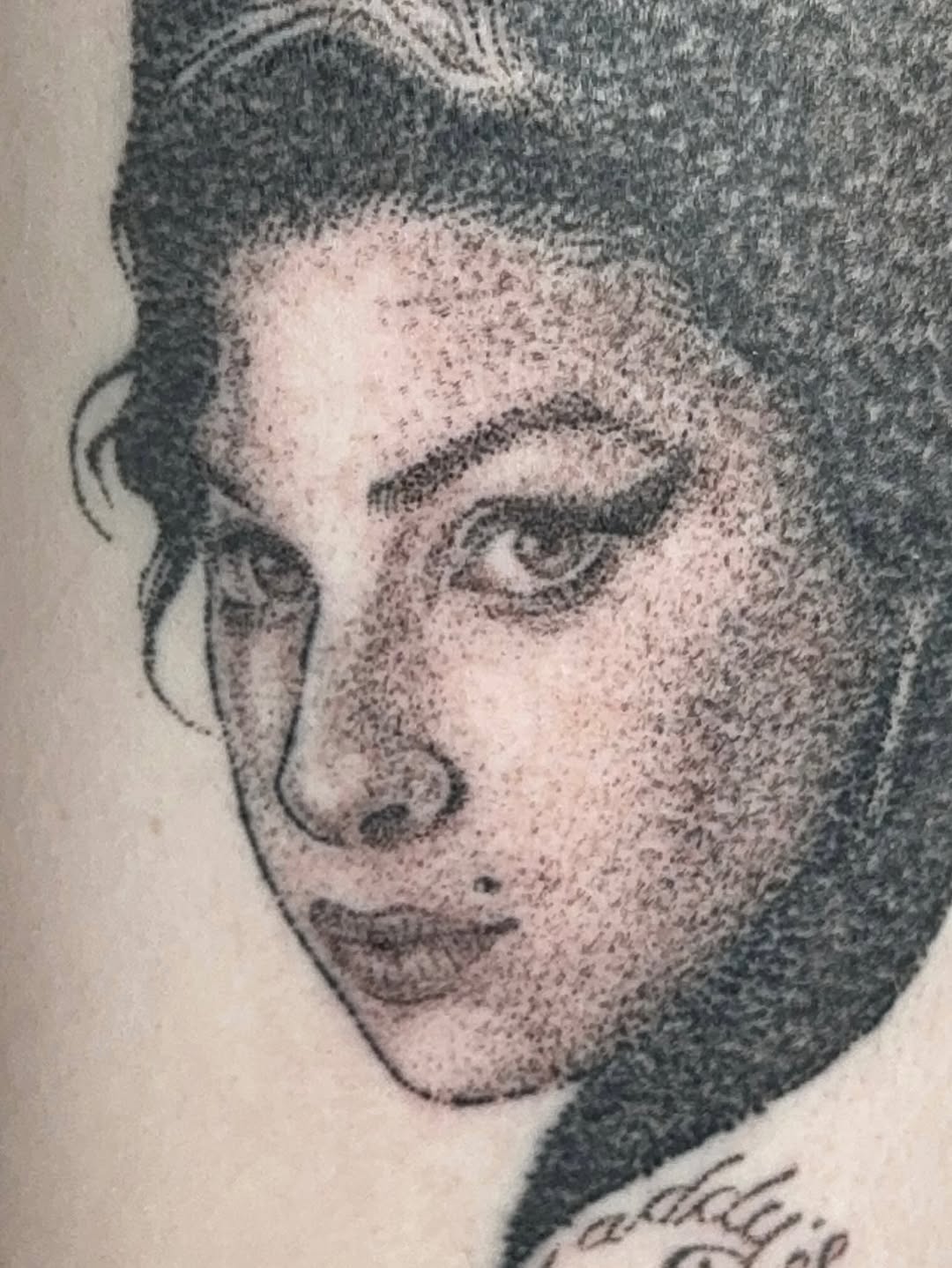 Portrait of Amy Winehouse dotwork tattoo on the forearm by πΏππΌππ πππππππ