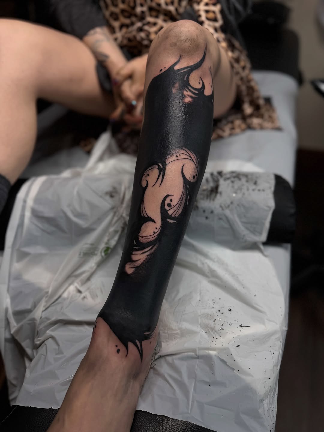 Abstract blackwork design Japanese tattoo on the forearm by แดแด ๐ฎ๐ท ๐ฆ๐ซ