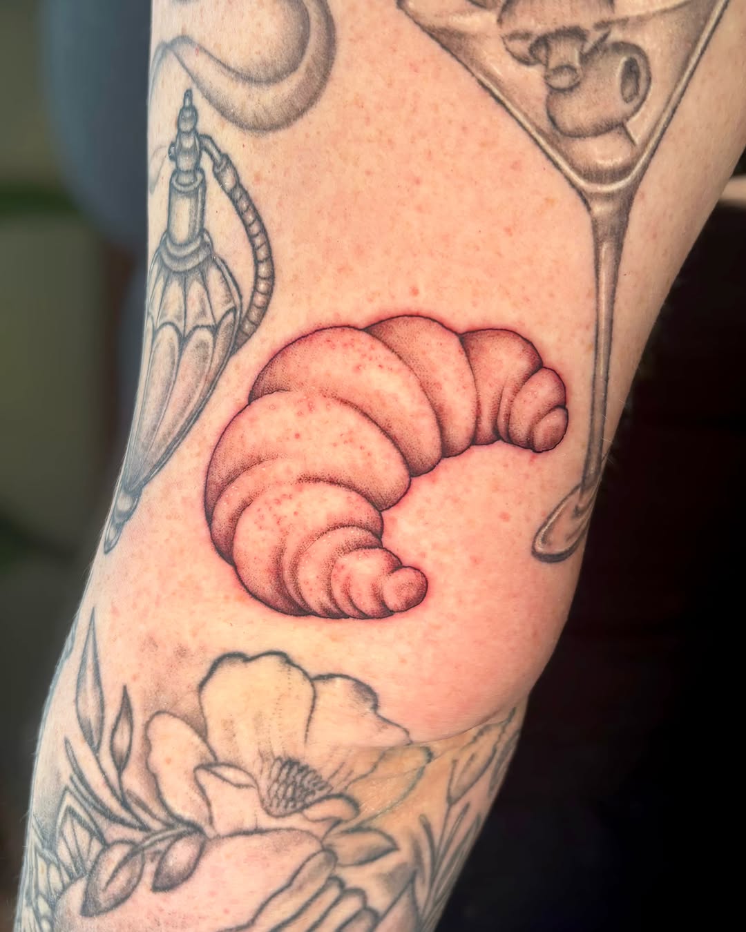 Croissant minimalist tattoo on the forearm by Bianca Cattapan