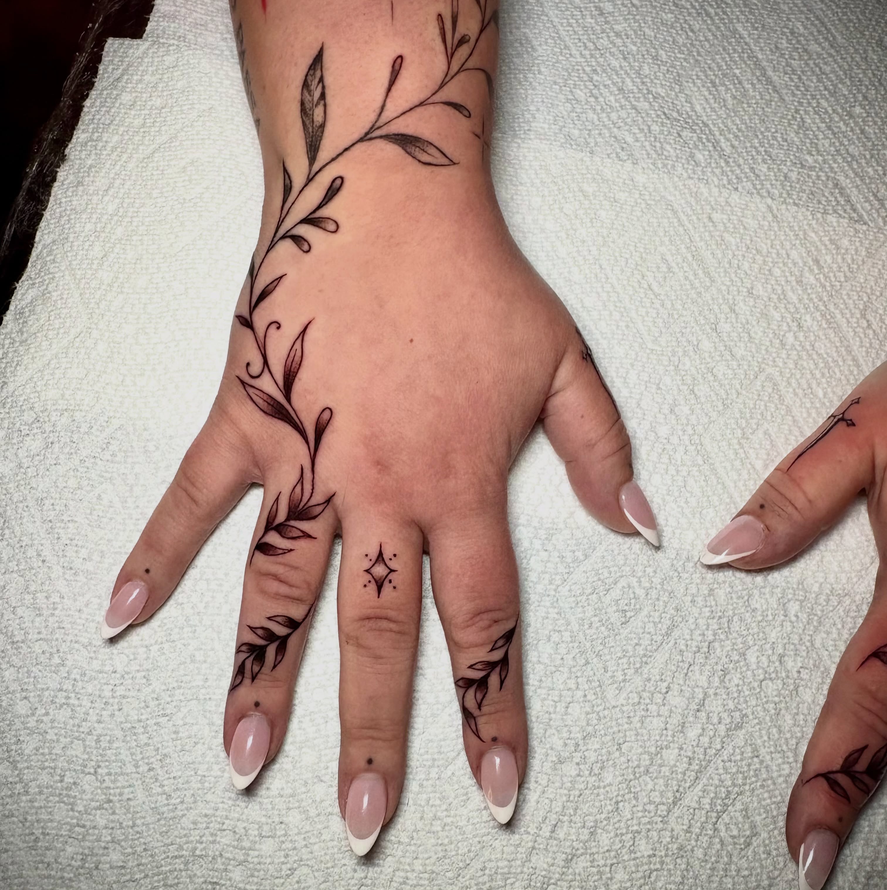 Tattoo by @_vanessa.ink_ β fine_line
