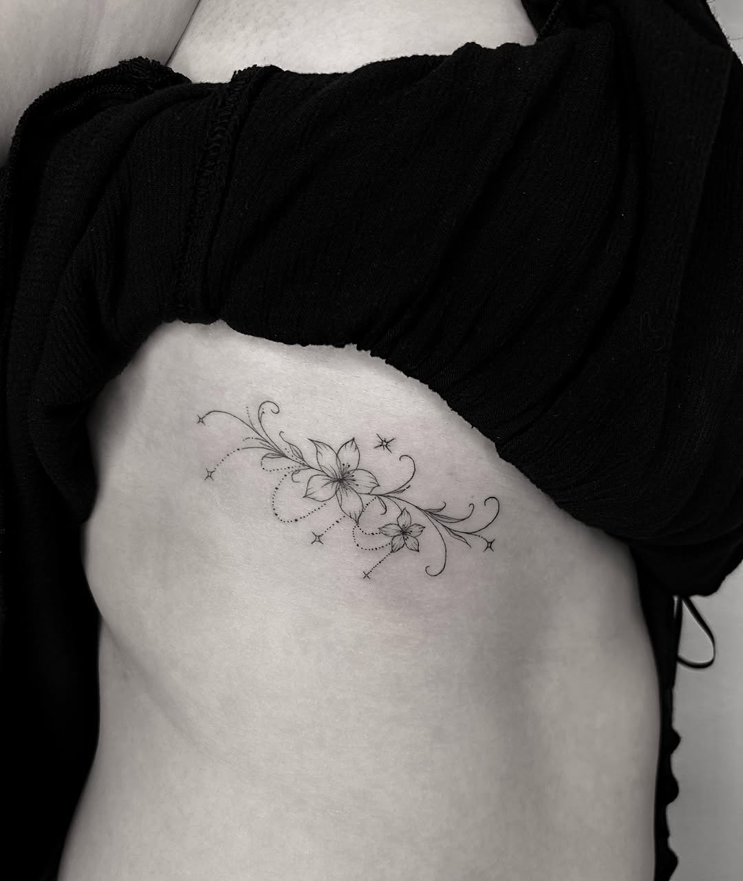 Floral vine with stars ornamental tattoo on the ribs by 𝒜𝓇𝓉𝒾𝓈𝓉 𝒟𝒶𝒾𝓈𝓎 ♡