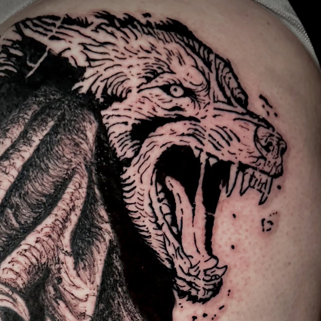 Wolf black and grey tattoo on the shoulder by Noah Durany