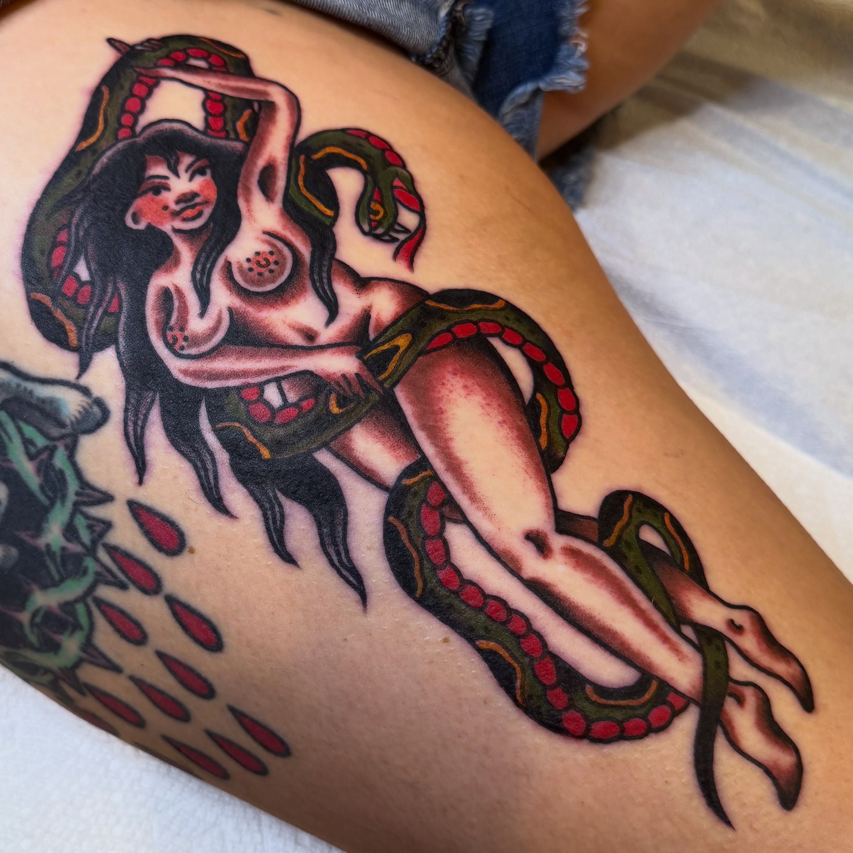 Snake and woman American traditional tattoo on the thigh by 🩸 𝓢𝔂𝓵𝓿𝓲𝓮 🩸 ▪︎ 𝕯𝖊𝖓𝖛𝖊𝖗 𝕿𝖆𝖙𝖙𝖔𝖔𝖊𝖗 ▪︎