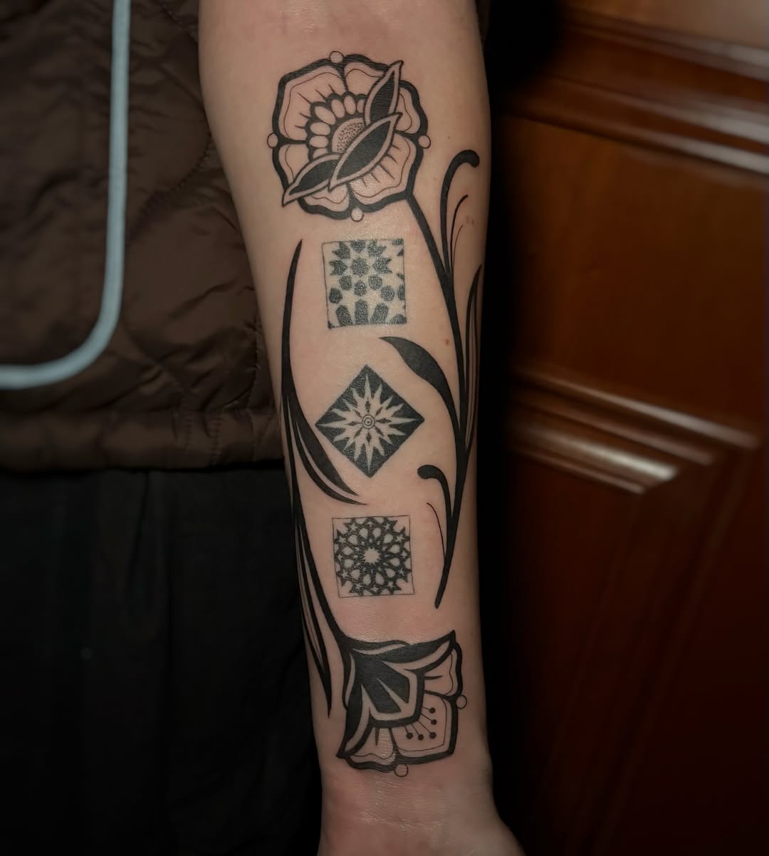 Tattoo by @aliciamarietattoo — blackwork, geometric