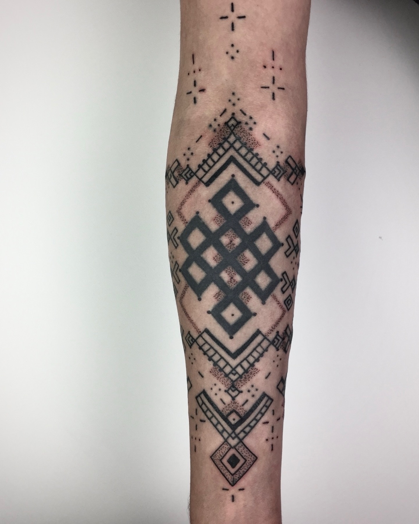 Tattoo by @daverodrigueztattoos — dotwork, geometric