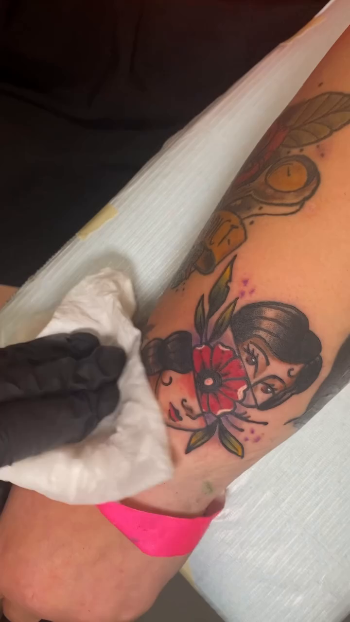 Traditional pin-up girl tattoo neo-traditional tattoo on the upper arm by Ian Dorman