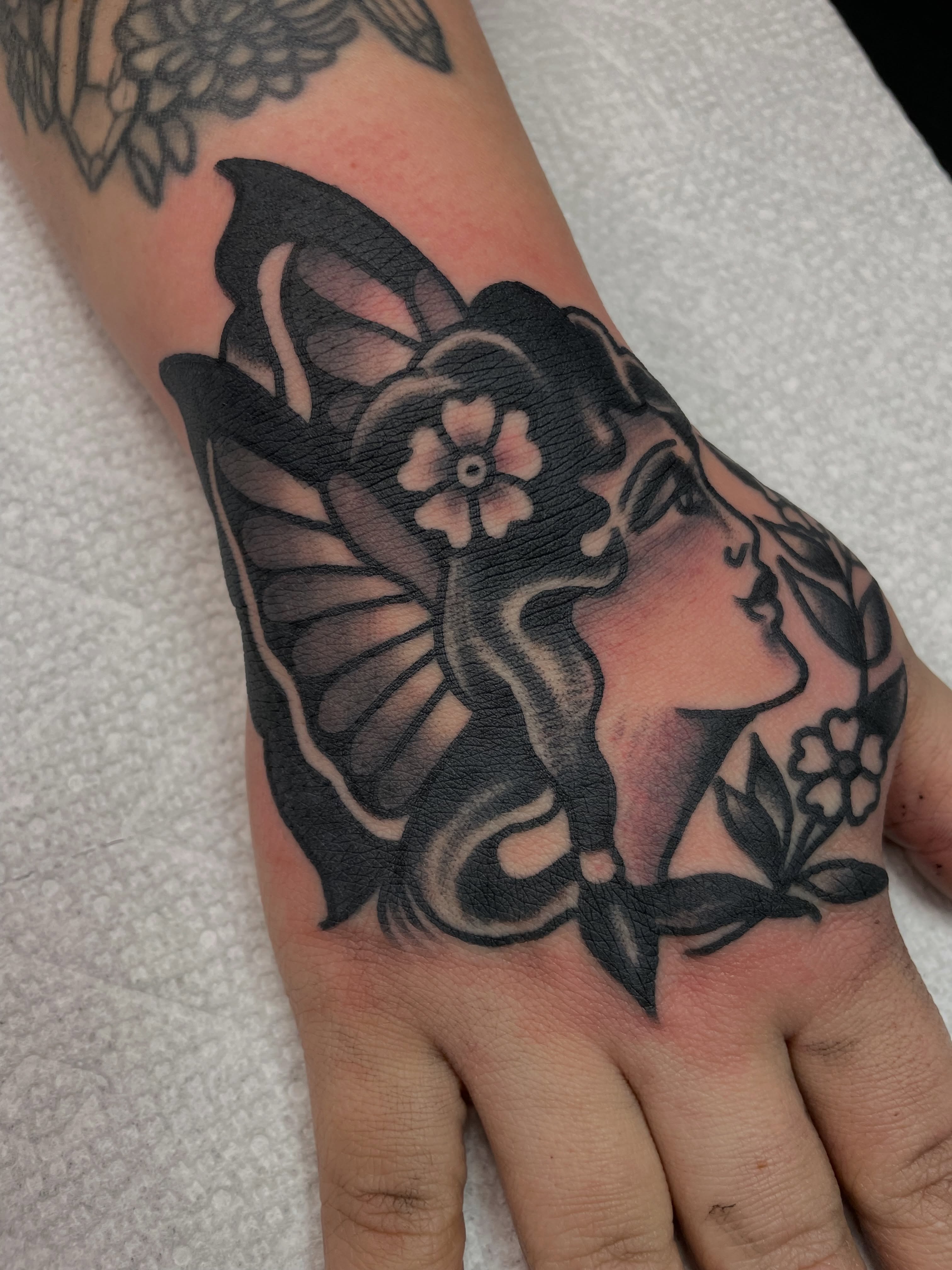 Mermaid American traditional tattoo on the hand by @pizzabref