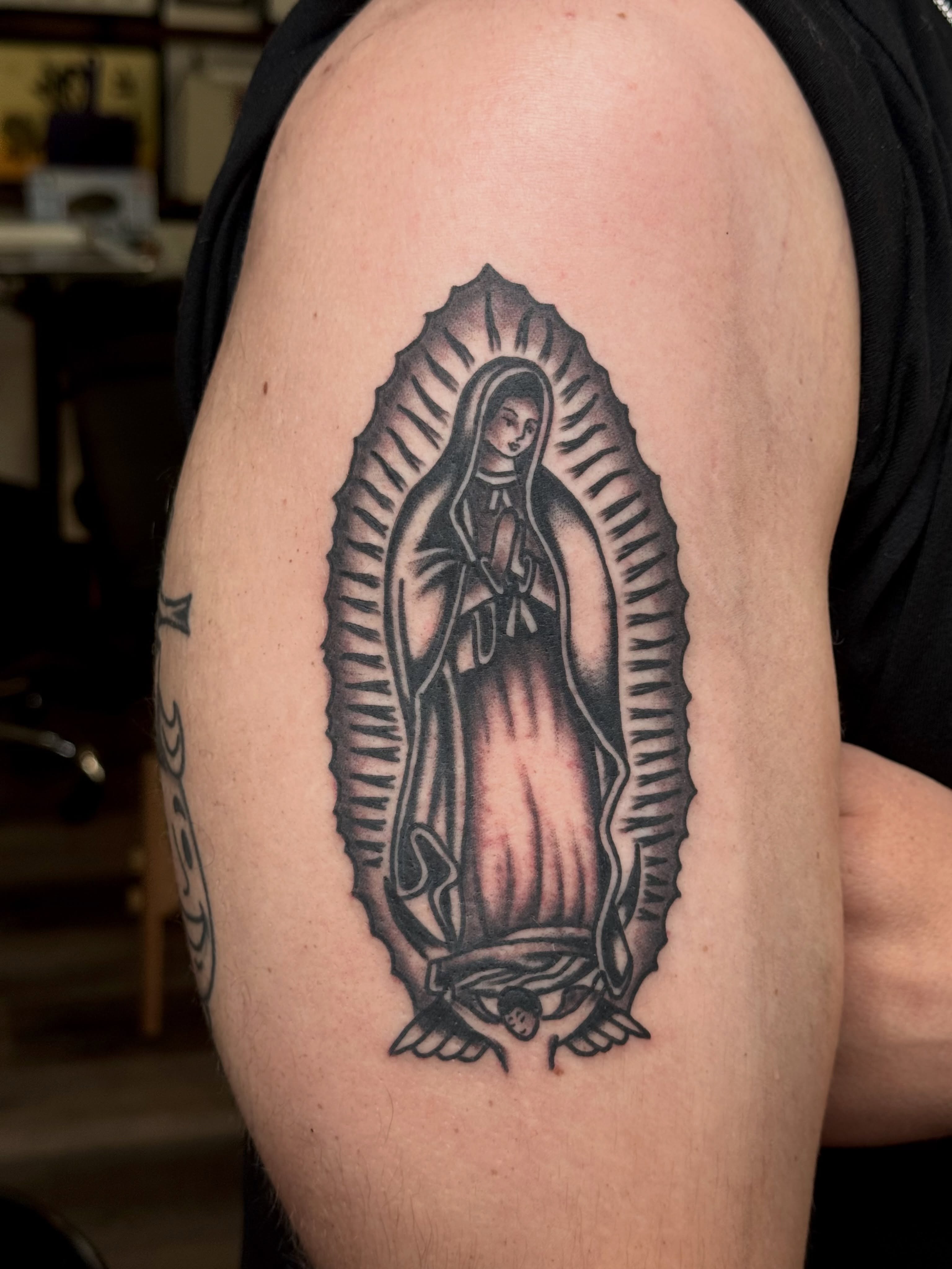 Virgin mary black and grey tattoo on the shoulder by San Diego Tattoo Artist - 𝔍𝔞𝔠𝔬𝔟 𝔓𝔞𝔫𝔦𝔞𝔤𝔲𝔞