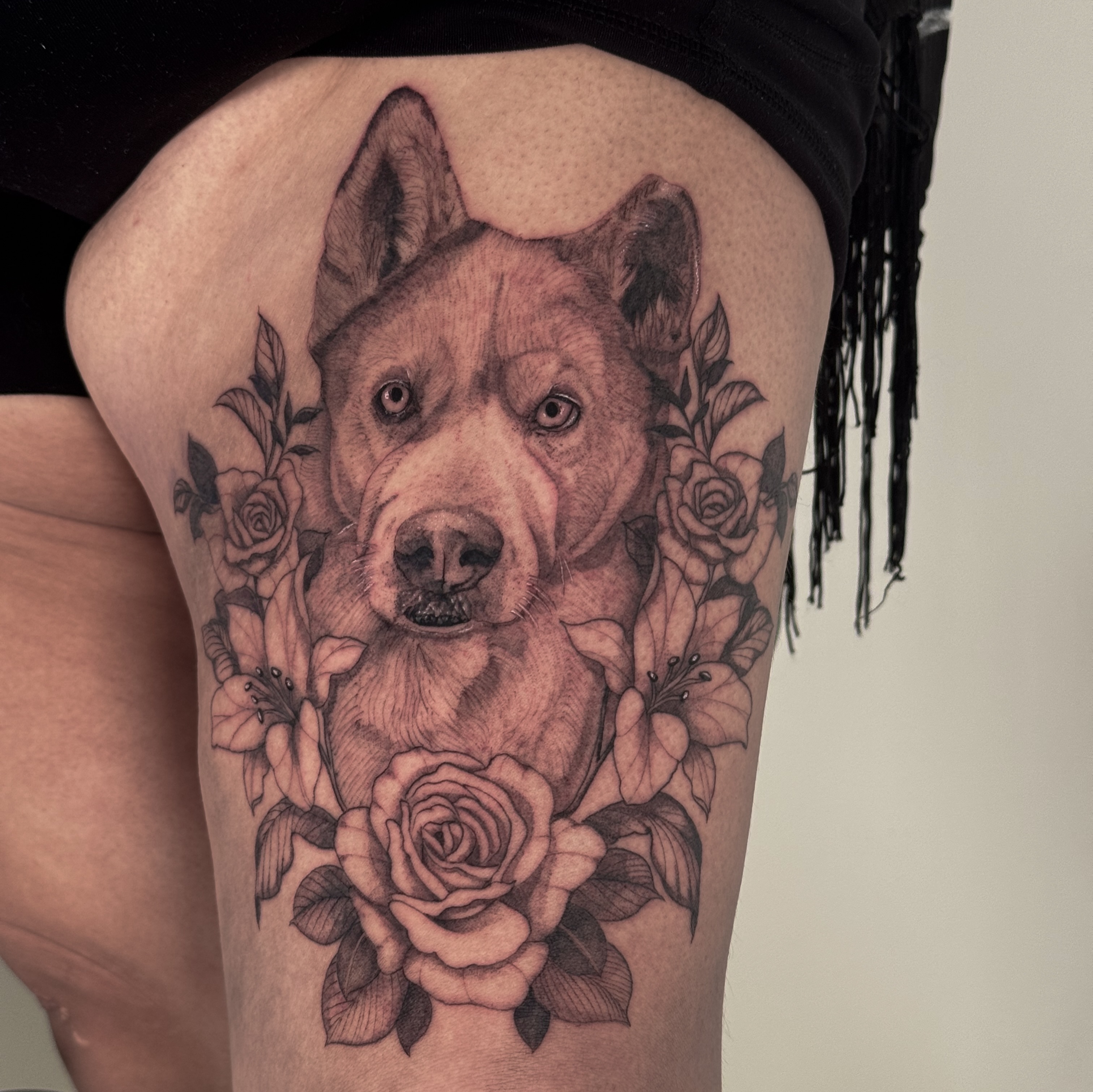 Wolf and flowers realism tattoo on the thigh by Brisia Cisneros