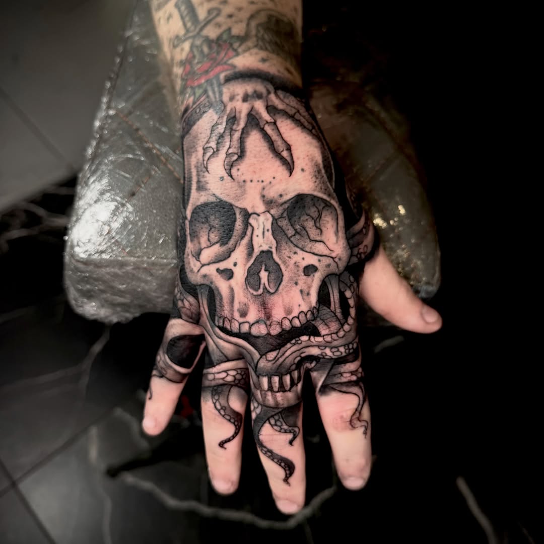 Skull dark realism tattoo on the hand by Barbara Gonzalez