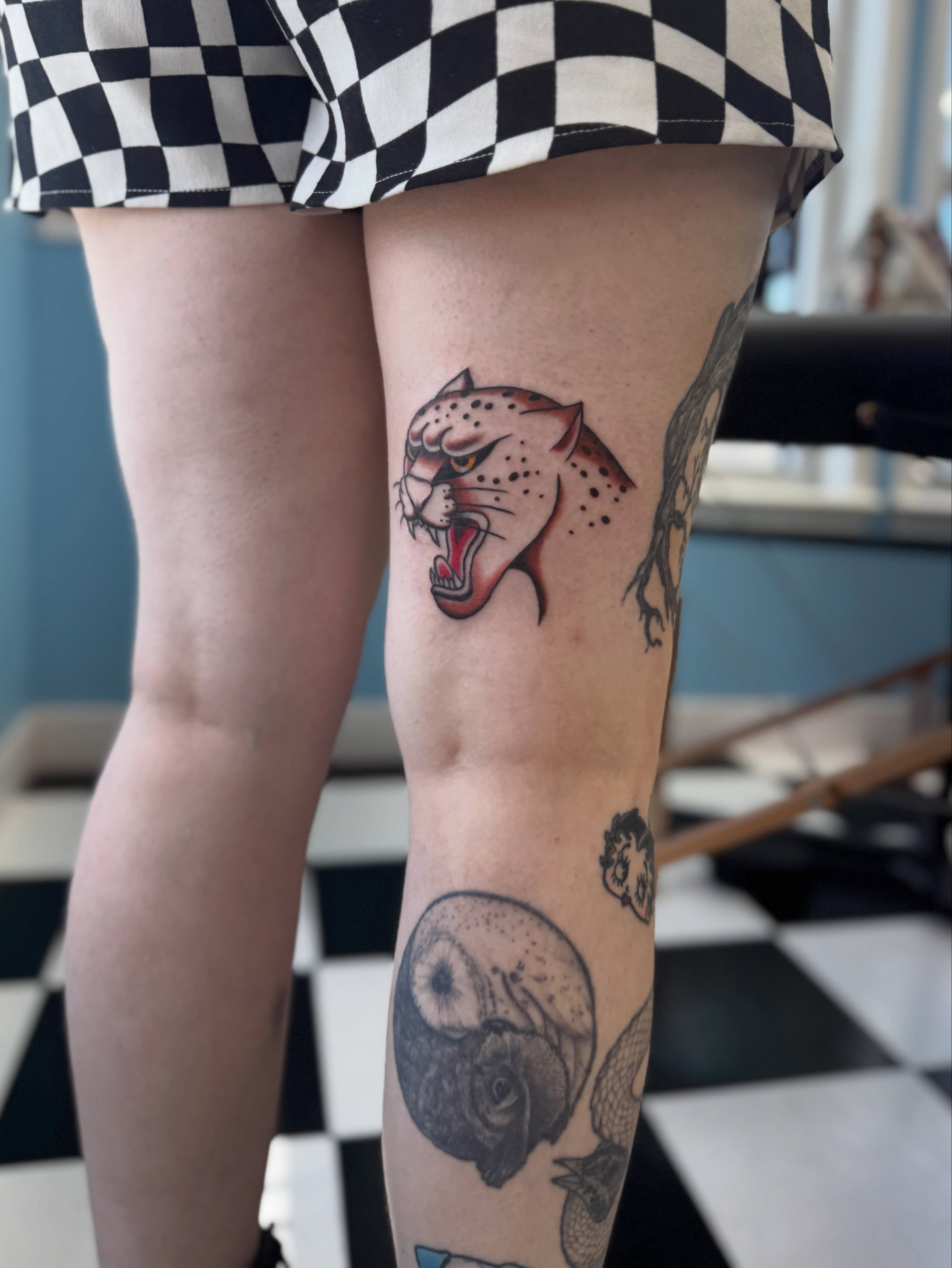 Roaring panther dotwork tattoo on the thigh by Béle Benard