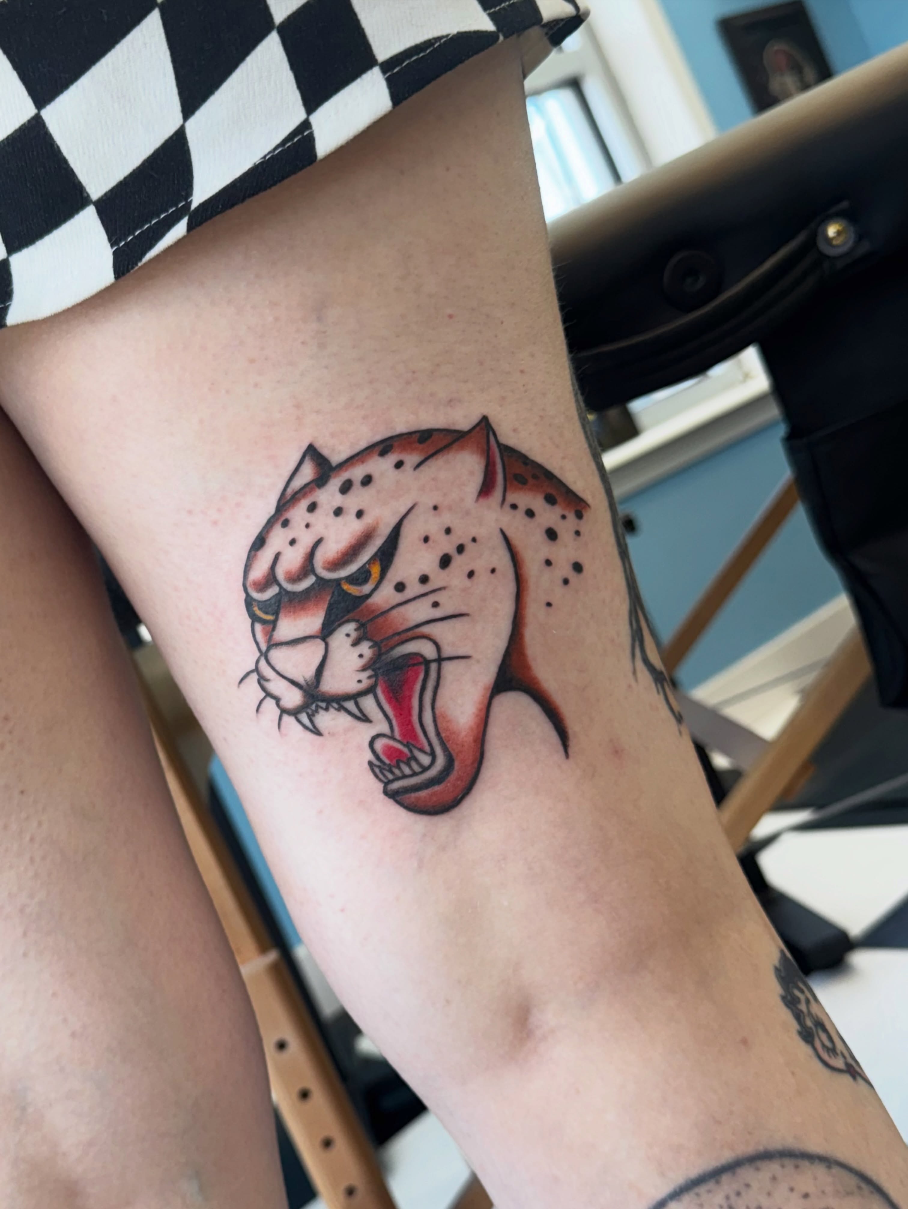 Cheetah American traditional tattoo on the thigh by Béle Benard