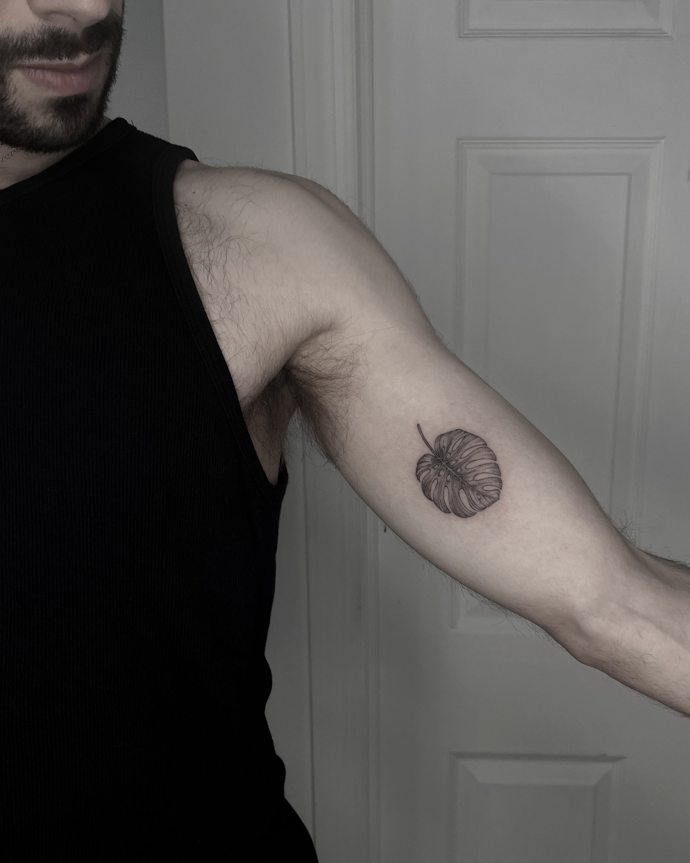 Monstera leaf black and grey tattoo on the forearm by X°