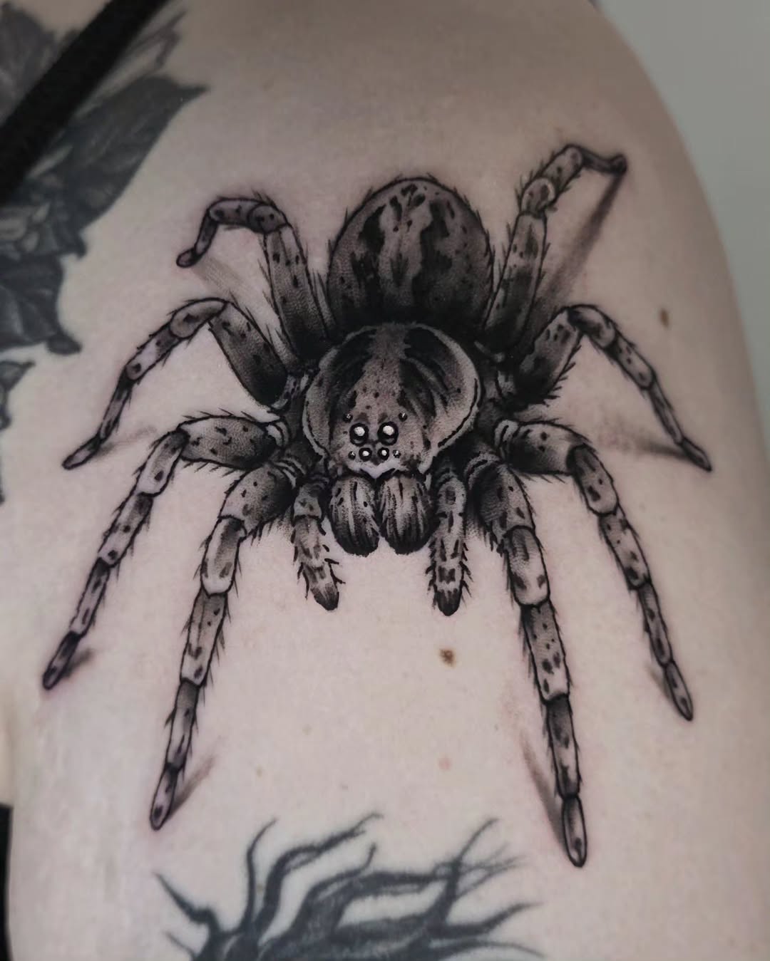 Spider blackwork tattoo on the upper arm by ʙʀɪᴀɴɴᴀ 𝒁𝑶𝑴𝑩𝑹𝑰𝑬 ᴛᴀᴛᴛᴏᴏꜱ