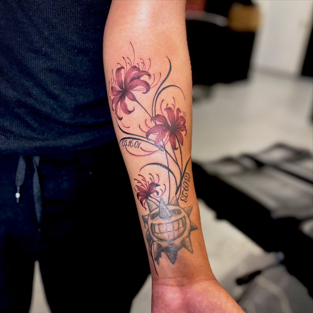 Flowers and skull black and grey tattoo on the forearm by Barbara Gonzalez