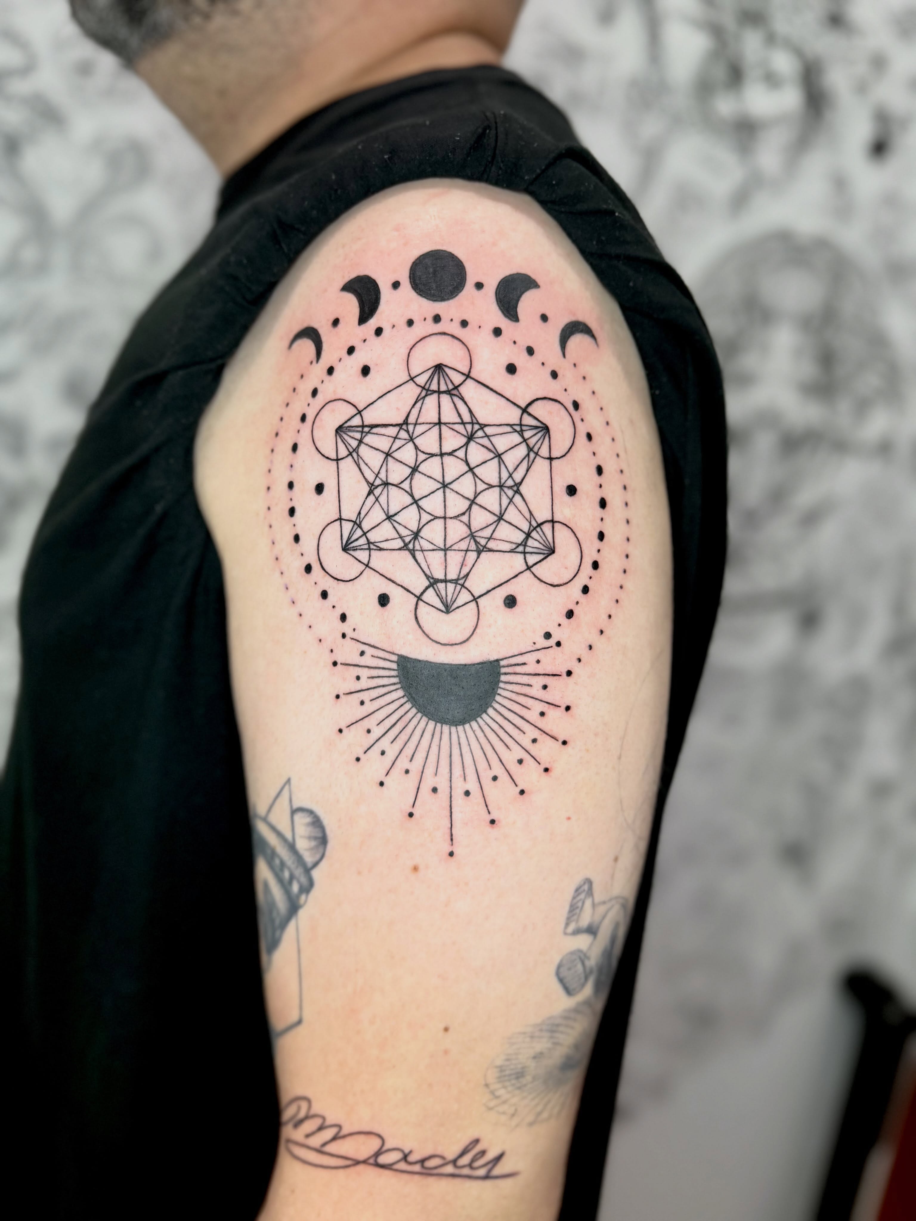 Geometric design geometric tattoo on the shoulder by Sasha “Sashimi” Shabasov