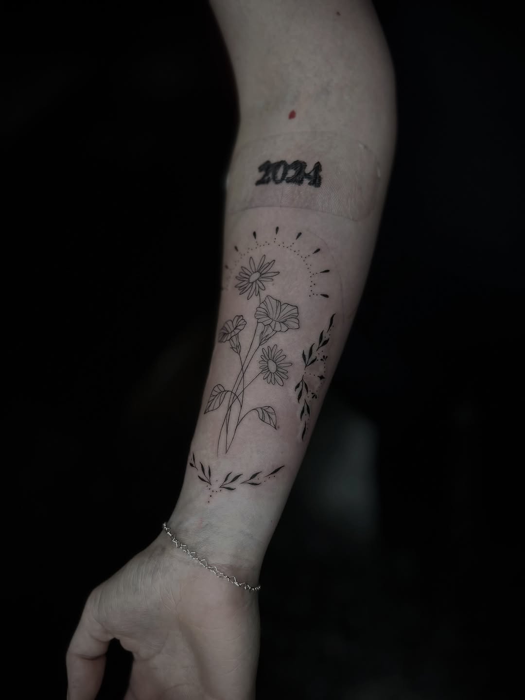Tattoo by @lexirosetattoo โ fine_line, minimalist