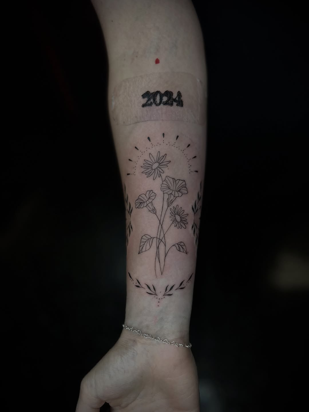 Tattoo by @lexirosetattoo โ fine_line, minimalist