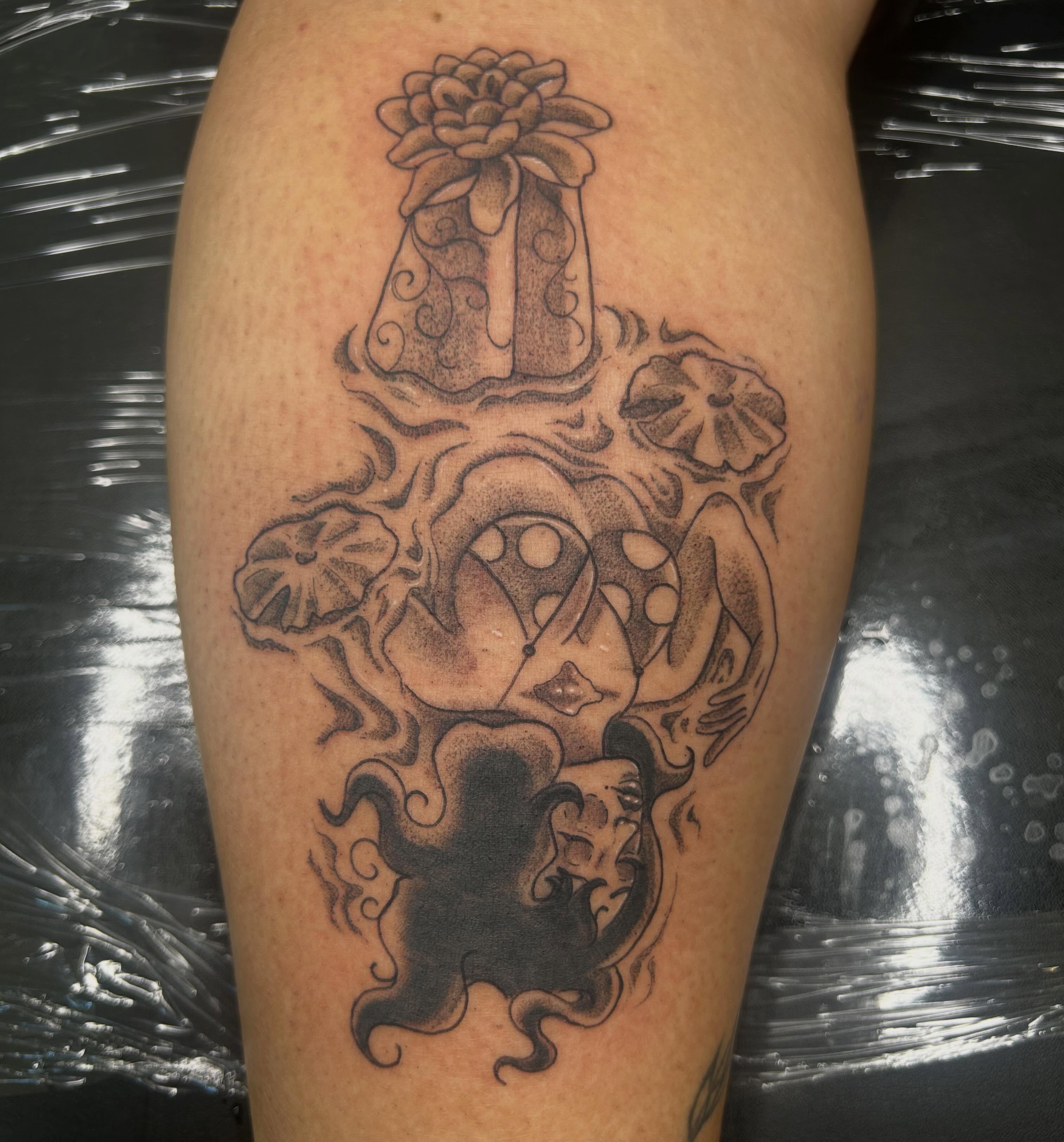 Woman with flowers black and grey tattoo on the thigh by Reilley Earles