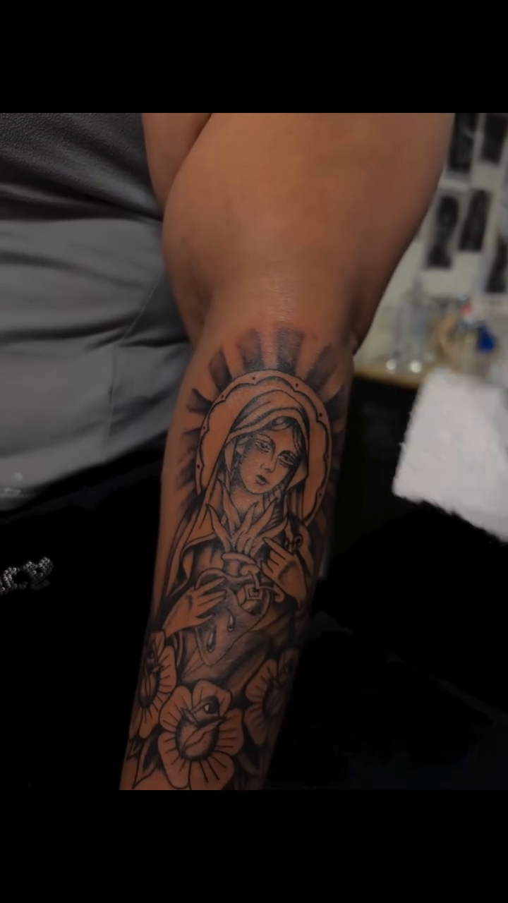 Tattoo by @_mujerdemuerte — black_and_grey, realism