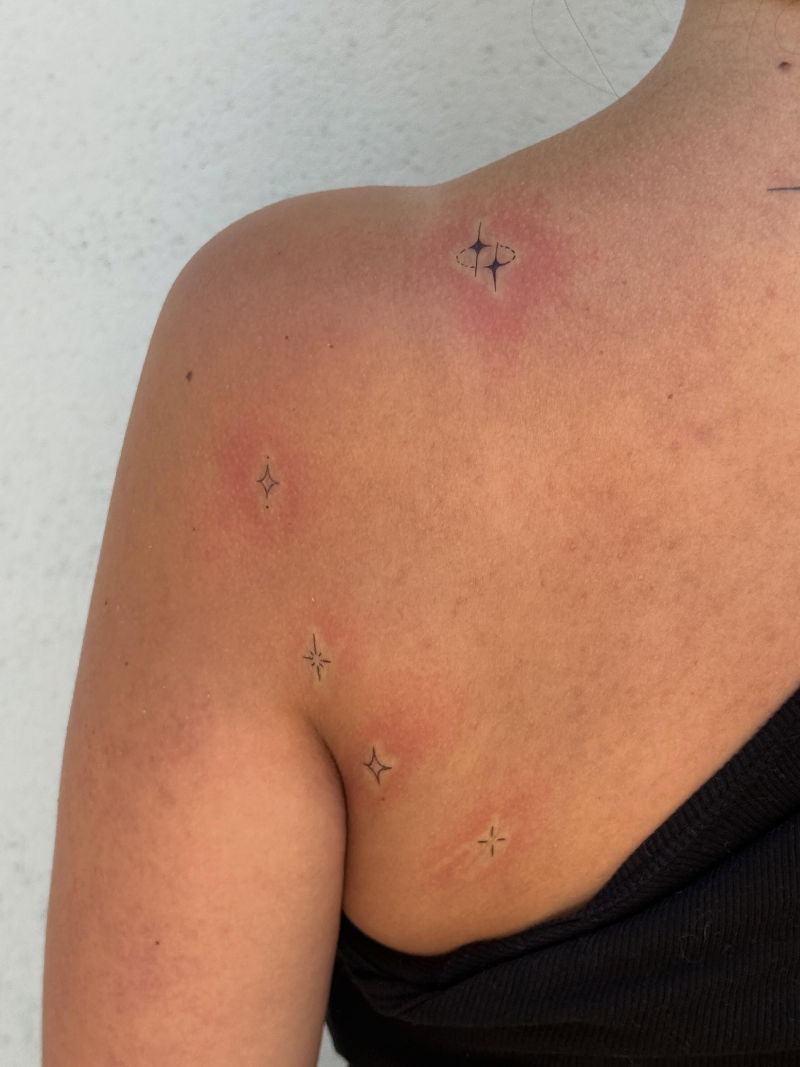 Stars geometric tattoo on the shoulder by TATTOO & PIERCING ARTIST ₊˚⊹ ᰔ
