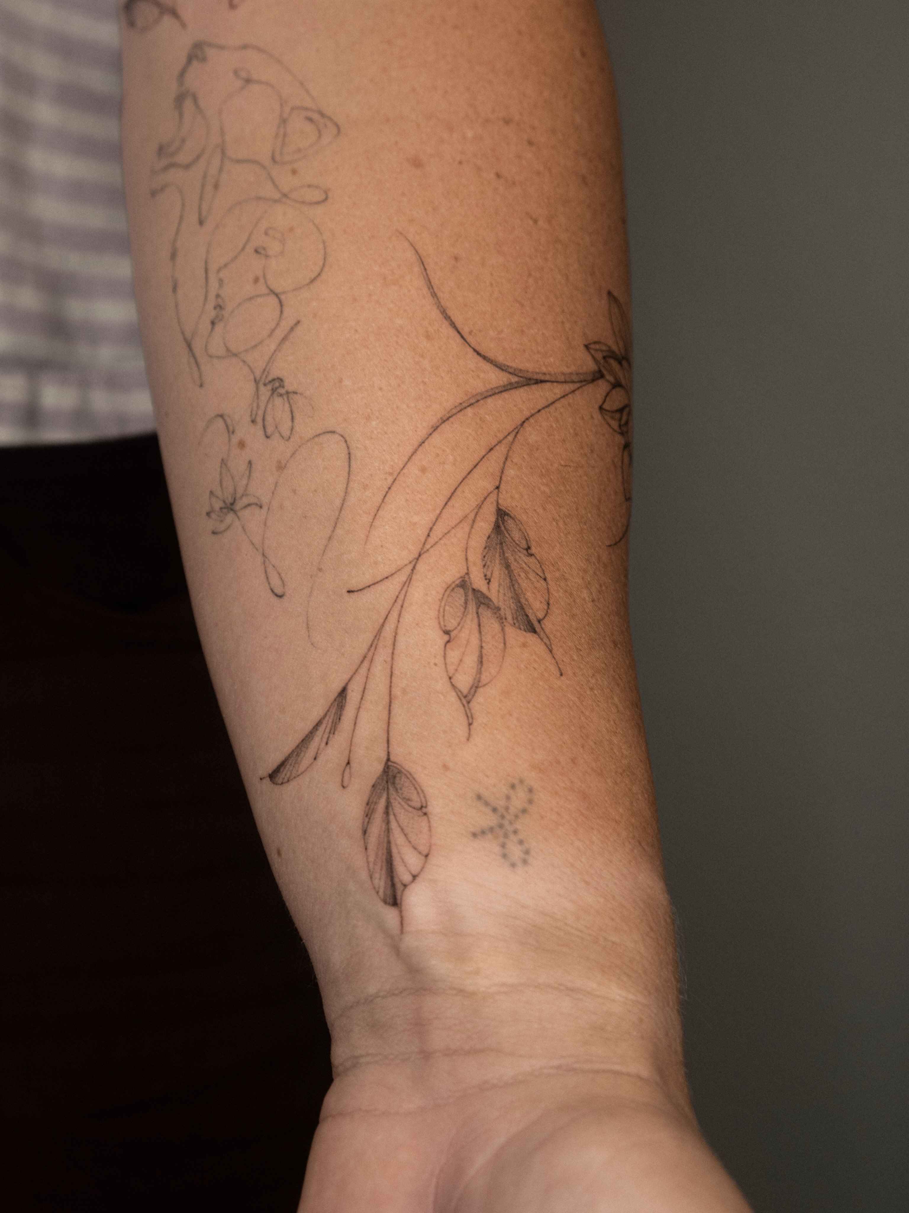 Floral vine fine line tattoo on the forearm by ๐๐๐ฆ ๐๐ ๐ฎ๐ฒ๐๐ง