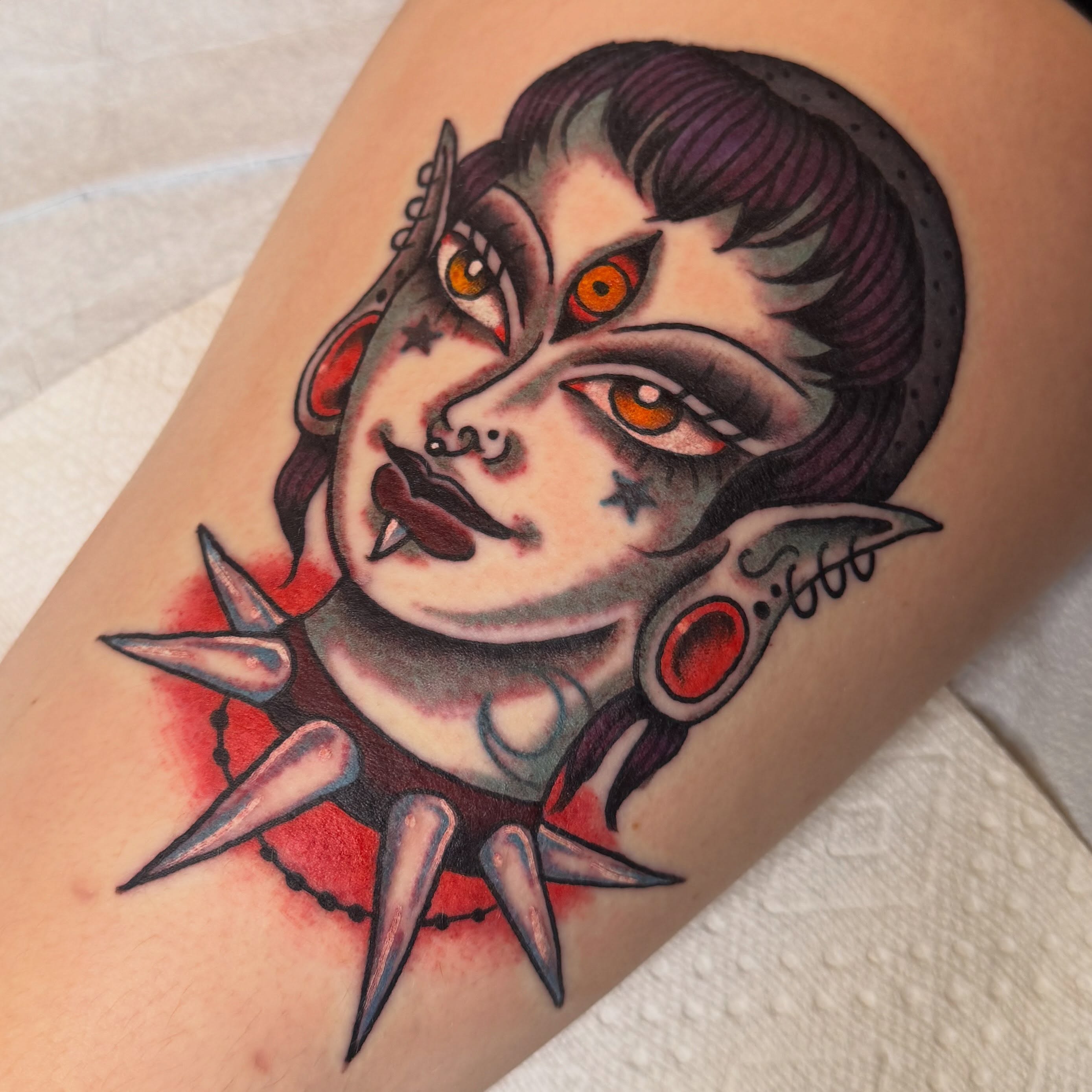 Woman with gothic elements American traditional tattoo on the thigh by 🩸 𝓢𝔂𝓵𝓿𝓲𝓮 🩸 ▪︎ 𝕯𝖊𝖓𝖛𝖊𝖗 𝕿𝖆𝖙𝖙𝖔𝖔𝖊𝖗 ▪︎