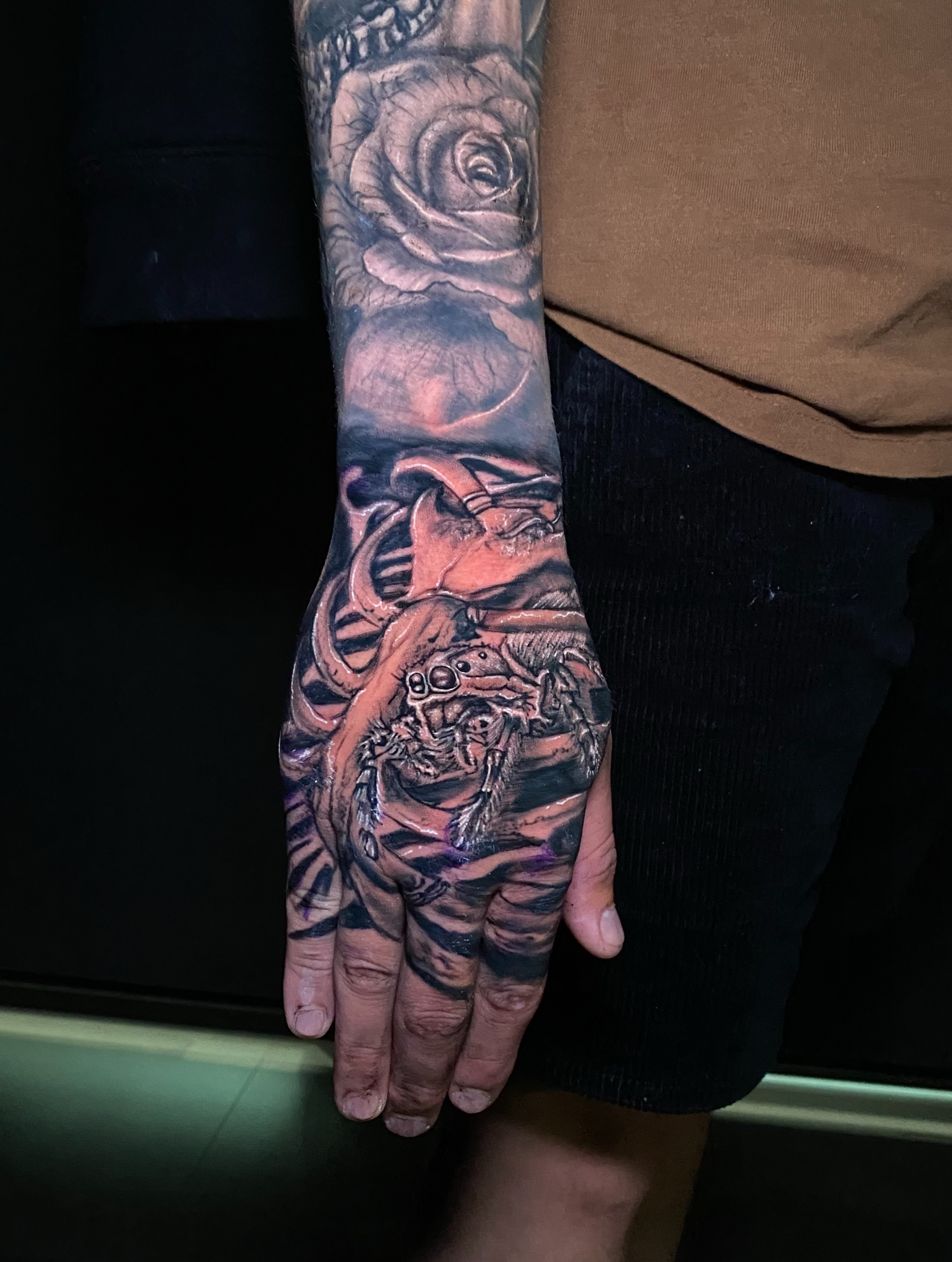 Tiger and rose realism tattoo on the hand by @dom_macio_tattoo