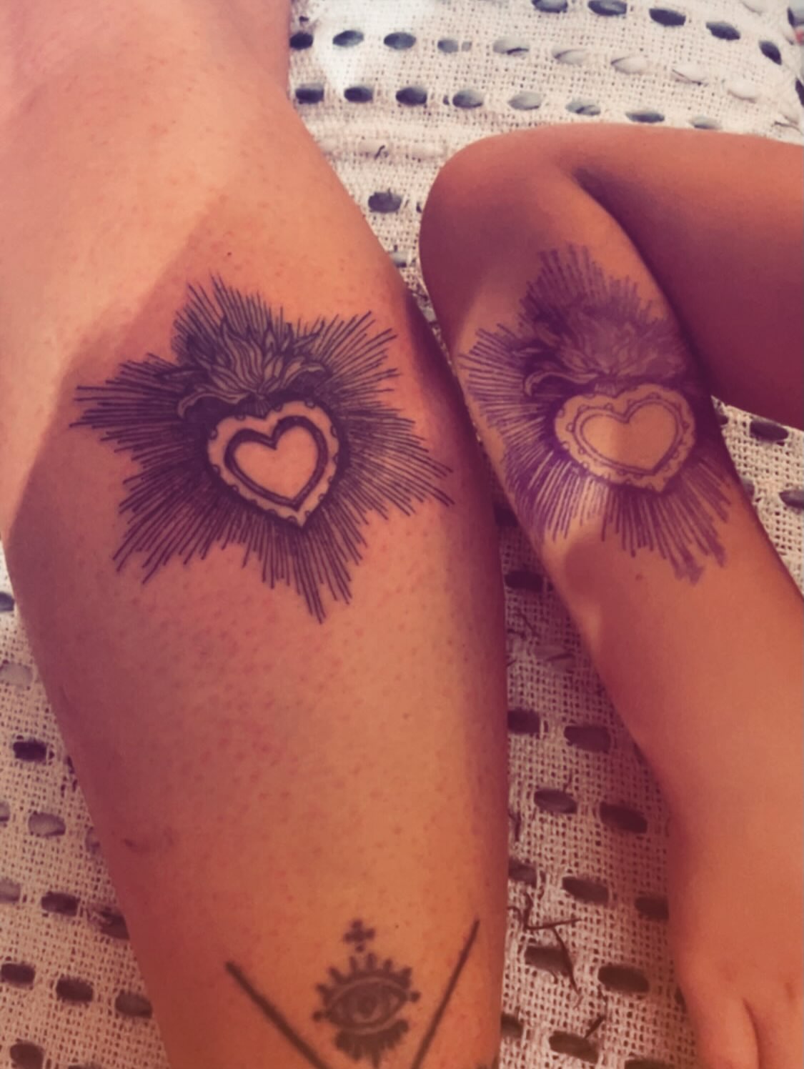 Heart with rays black and grey tattoo on the leg by La Main Bleue