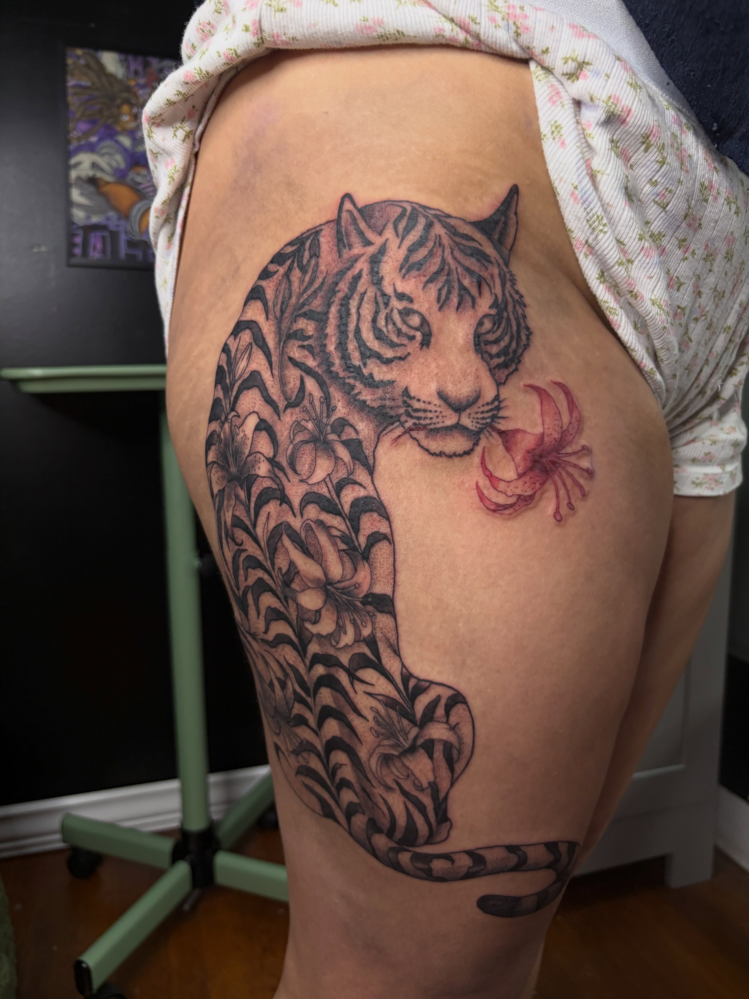Tiger black and grey tattoo on the thigh by Destineé