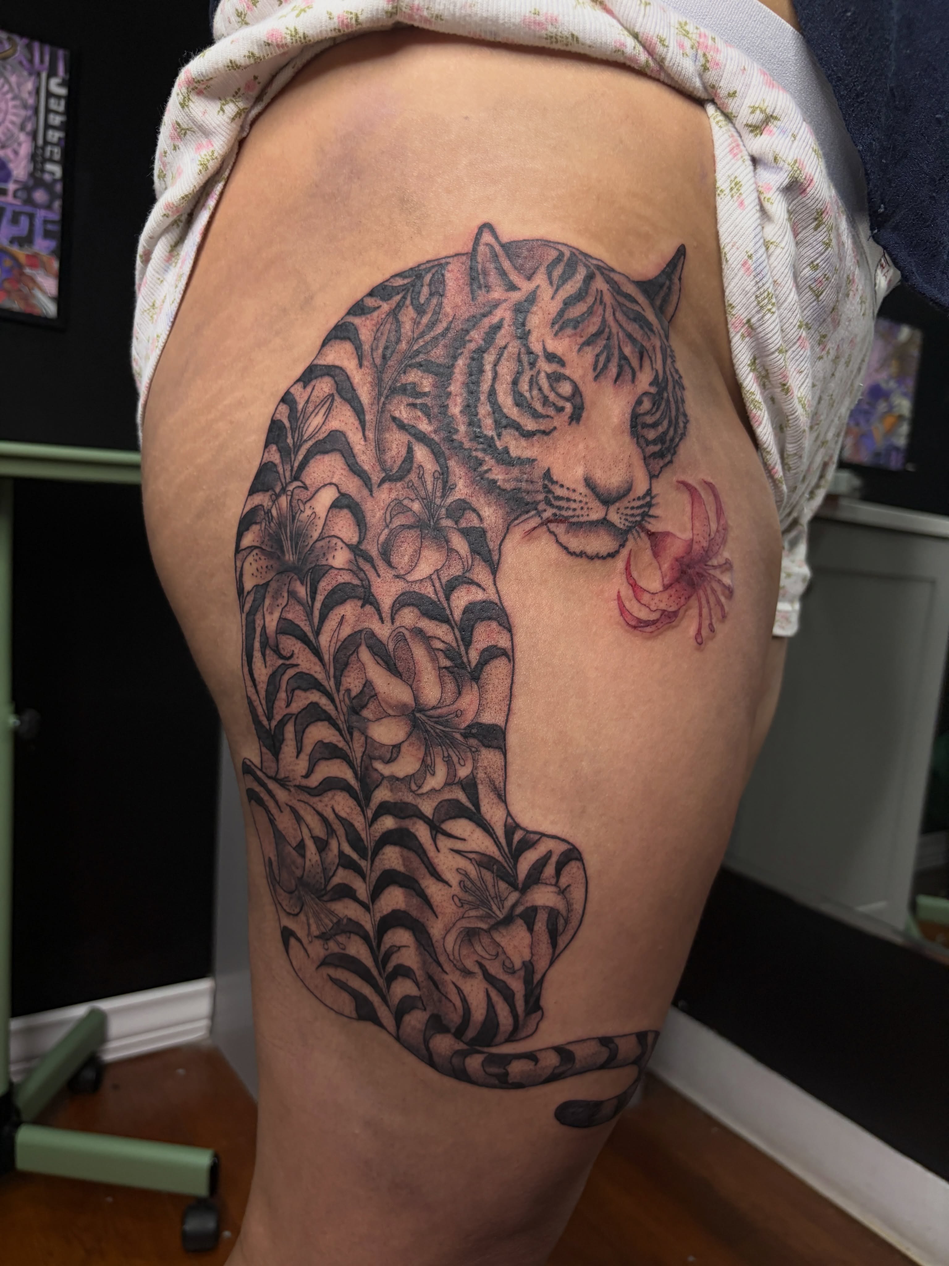 Tiger realism tattoo on the thigh by Destineé