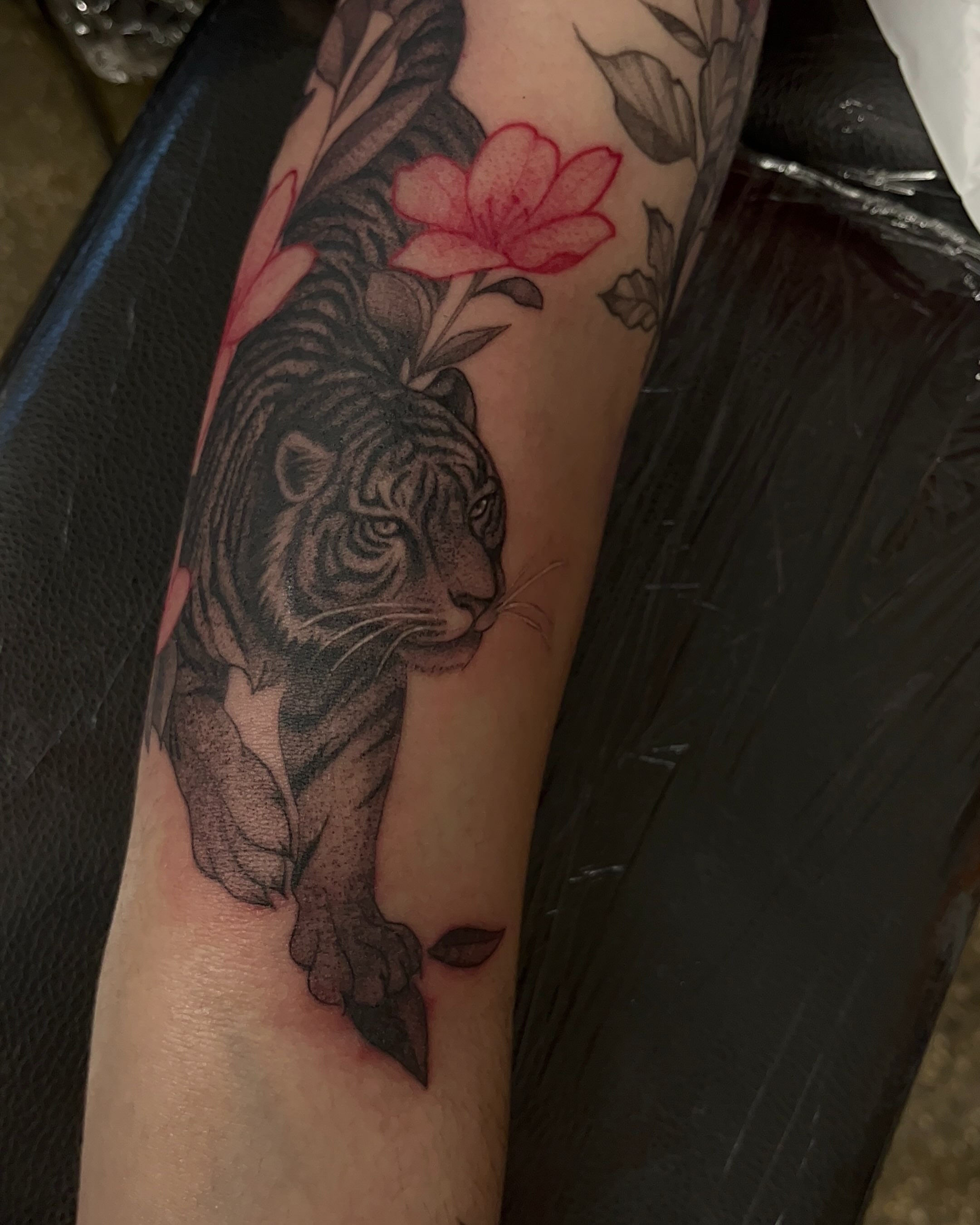 Tiger and flowers realism tattoo on the forearm by π©π΄π πππΎπβ― π―πΆππβ΄β΄ ππππΎππ